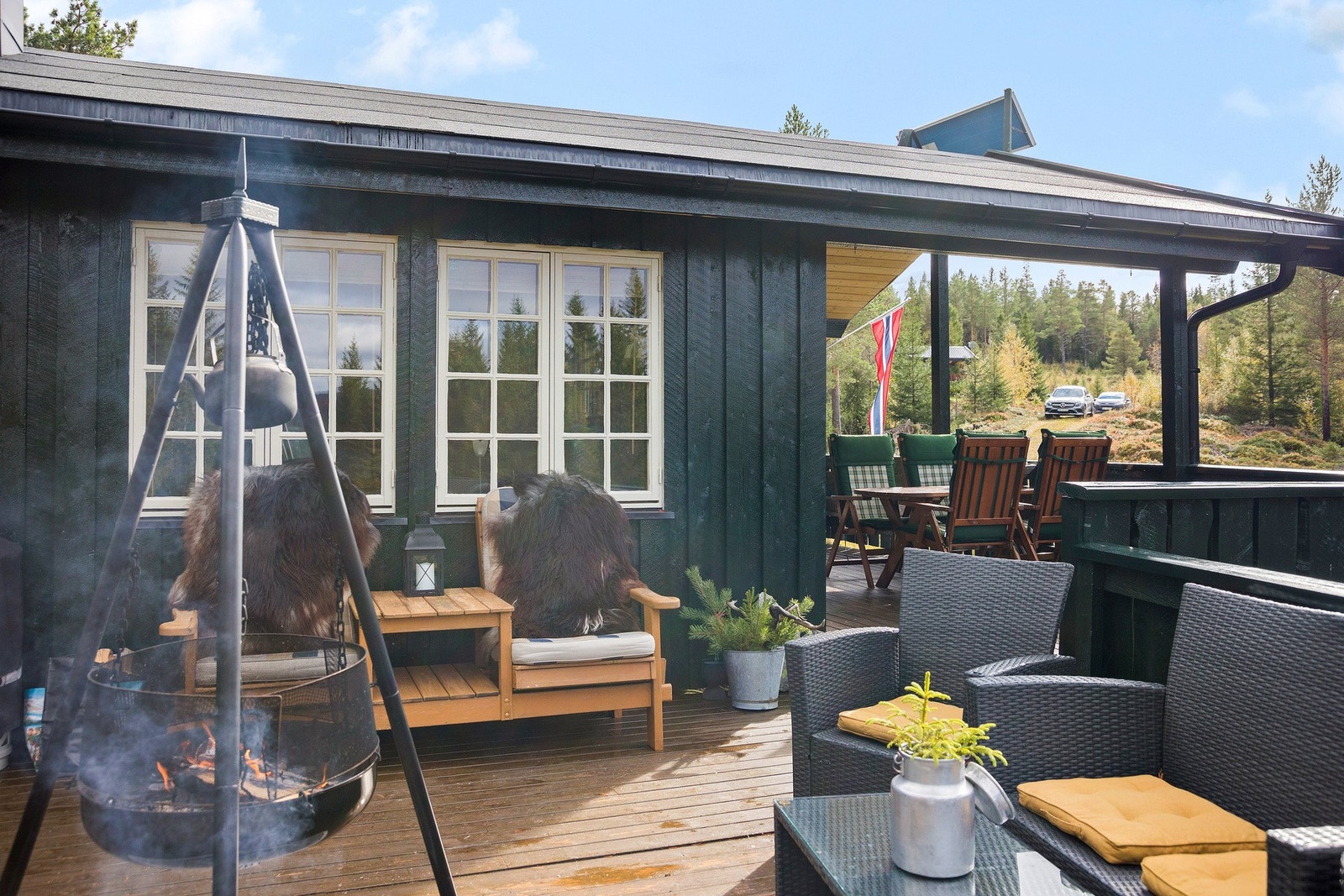 Hytta er veldig pent opparbeidet med flere, koselige uteplasser hvor deler er overbygd. Galleribilde