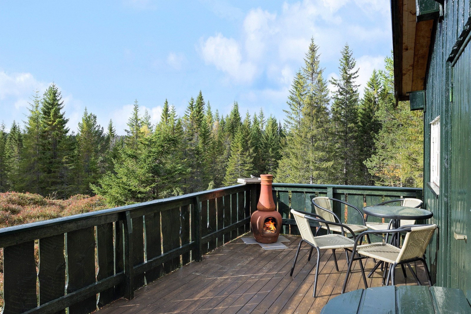 Da hytta ligger i utkanten av feltet er terrassen meget skjermet for innsyn. Galleribilde