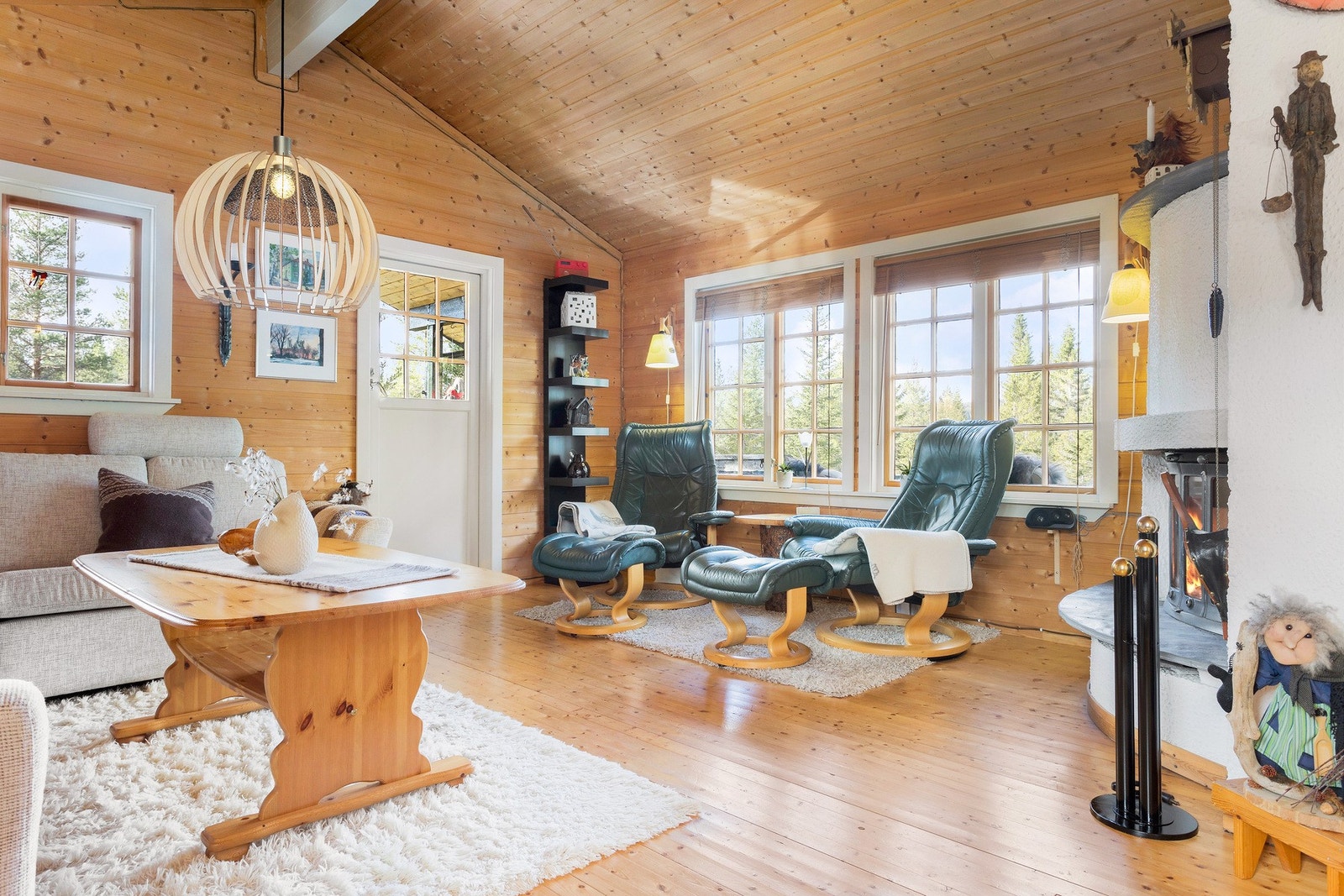 Den gode takhøyden og de store vindusflatene gir stuen en ekstra god romfølelse. Galleribilde