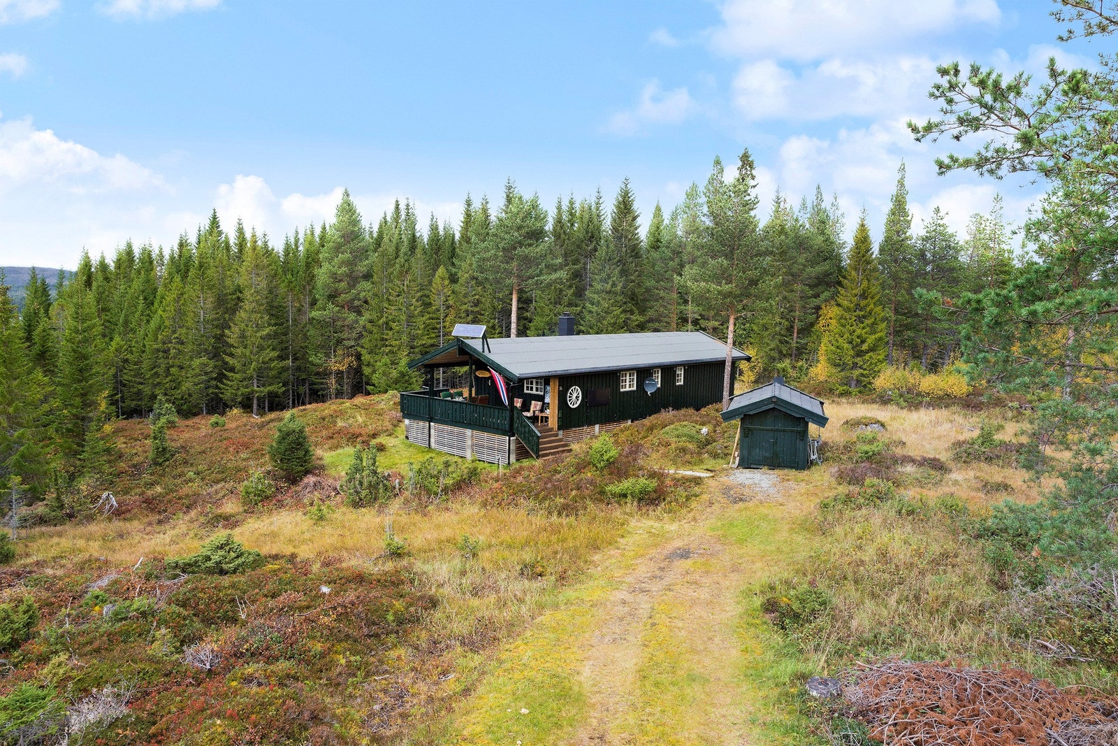 Hytta har vei nesten helt frem på sommeren, på vinteren er det parkeringsplass ca. 350 meter fra hytta, det medfølger snøscooter som gjør det enkelt og lettvint på vinteren. Galleribilde