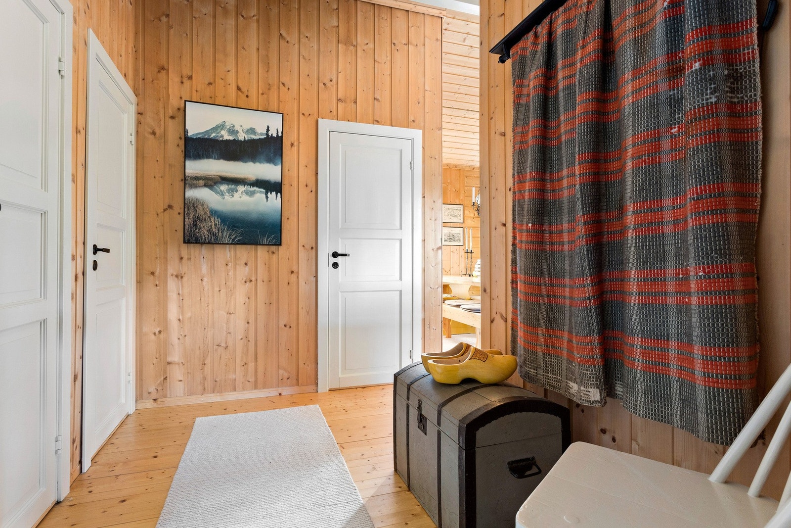 Foruten stue og kjøkken er det 2 soverom, baderom, toalettrom og bod i hytta. Galleribilde