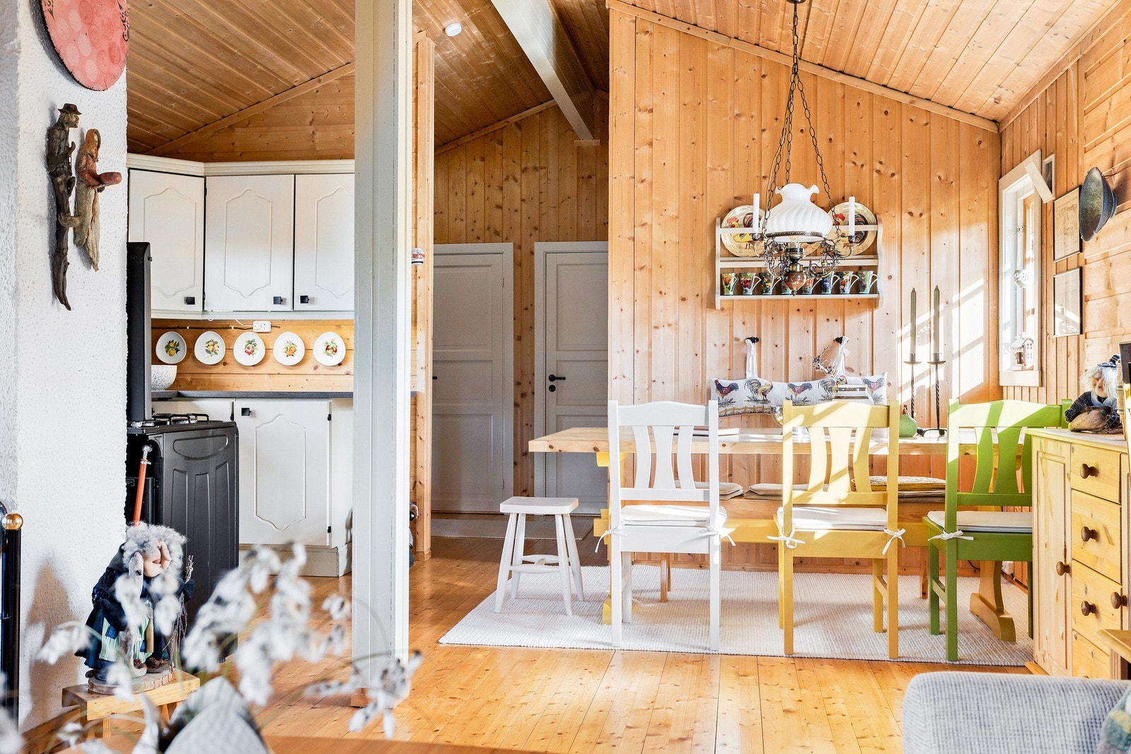 Det er god plass til spisebord for hele familien i tilknytning kjøkkenet. Galleribilde