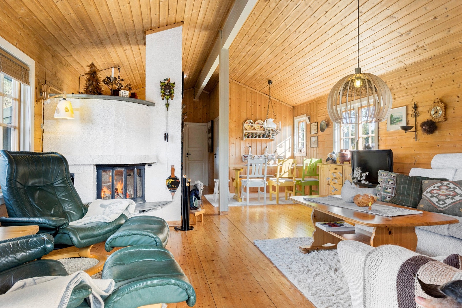 Hytta har en veldig god planløsning hvor stue er delvis skjermet fra kjøkkensonen. Galleribilde