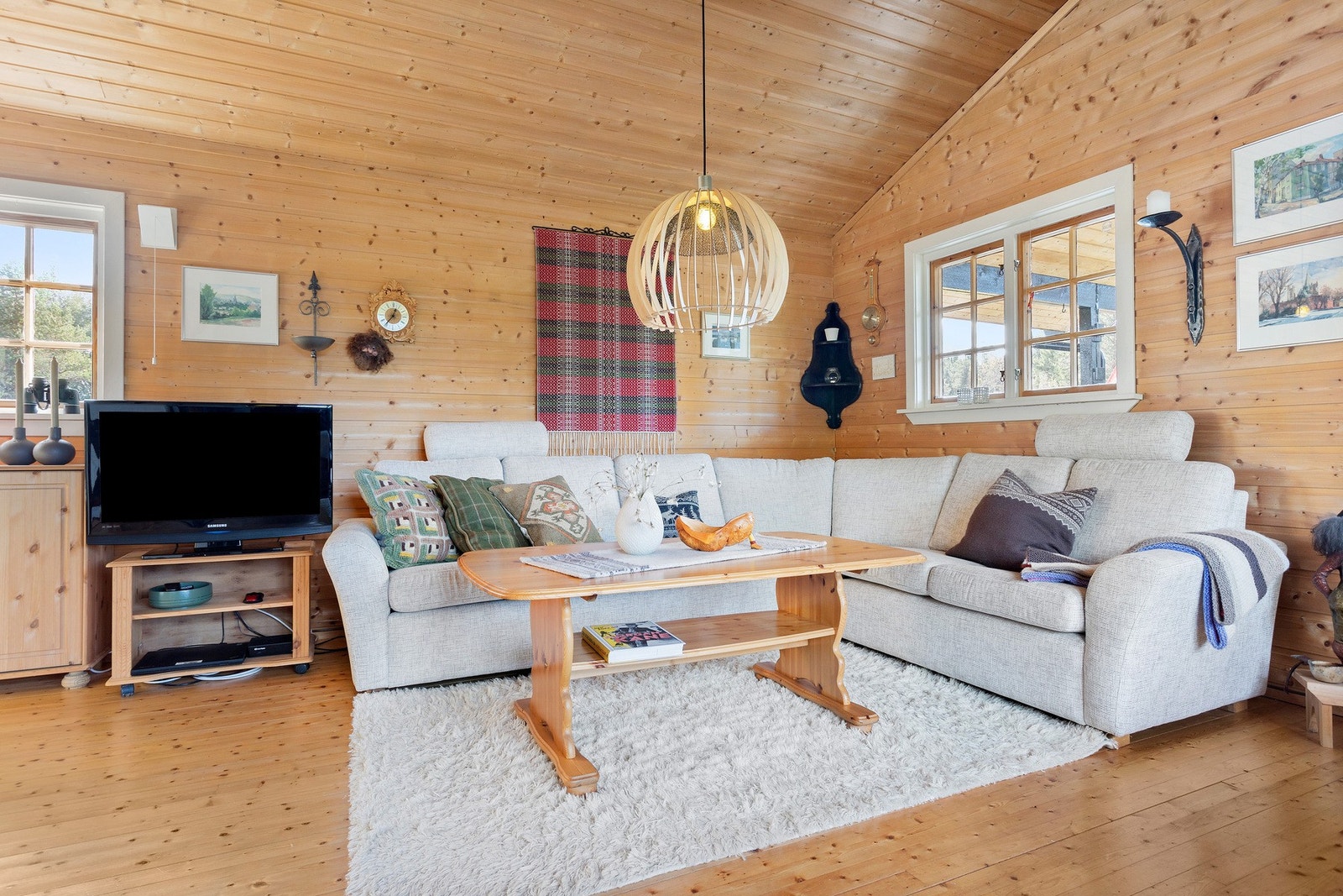 Hytta selges møblert (foruten ting av affeksjonsverdi), så her er det mulig å ta i bruk hytta omgående. Galleribilde