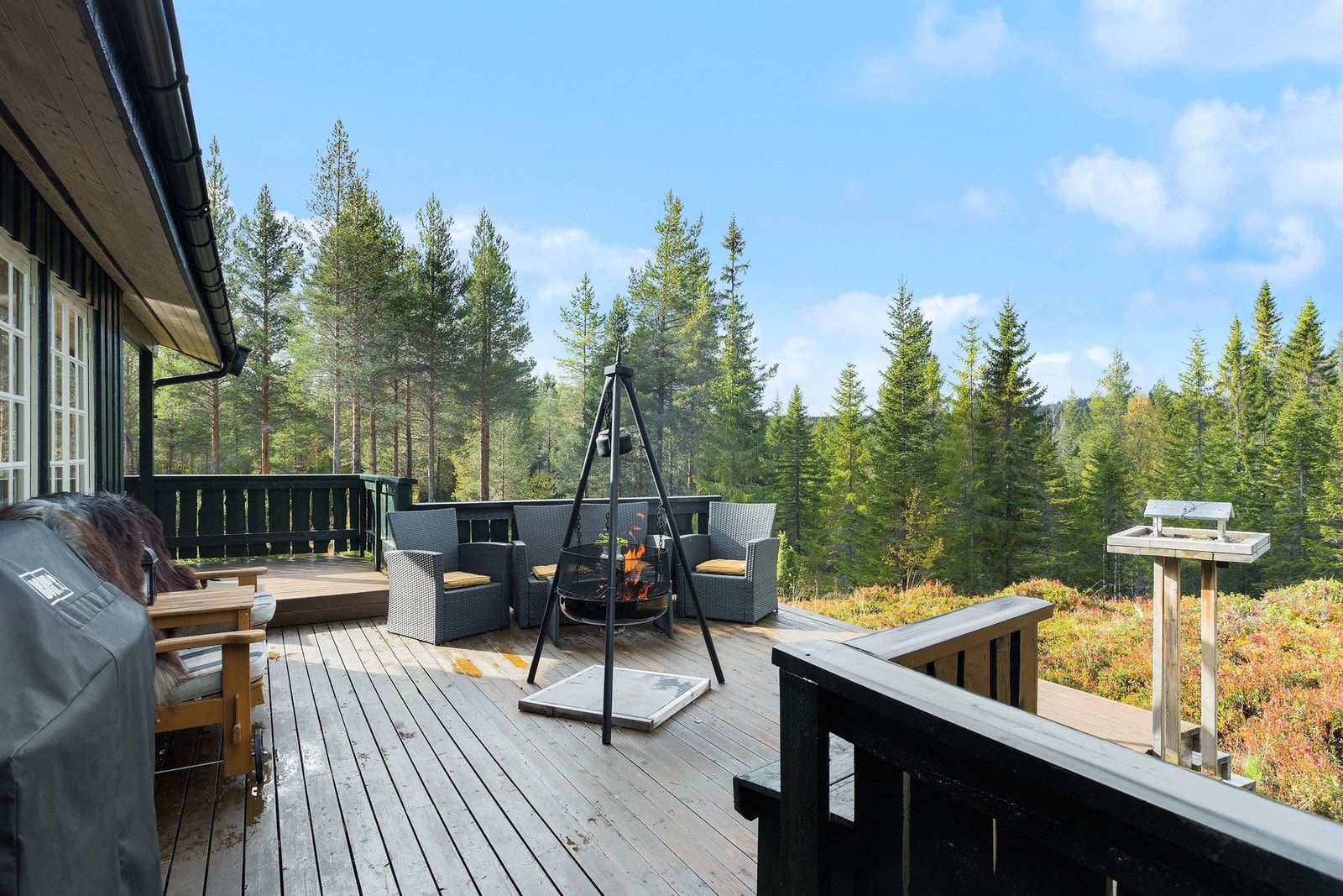 Hytta har en meget stor sør/vest-vendt terrasse med veldig gode solforhold. Galleribilde