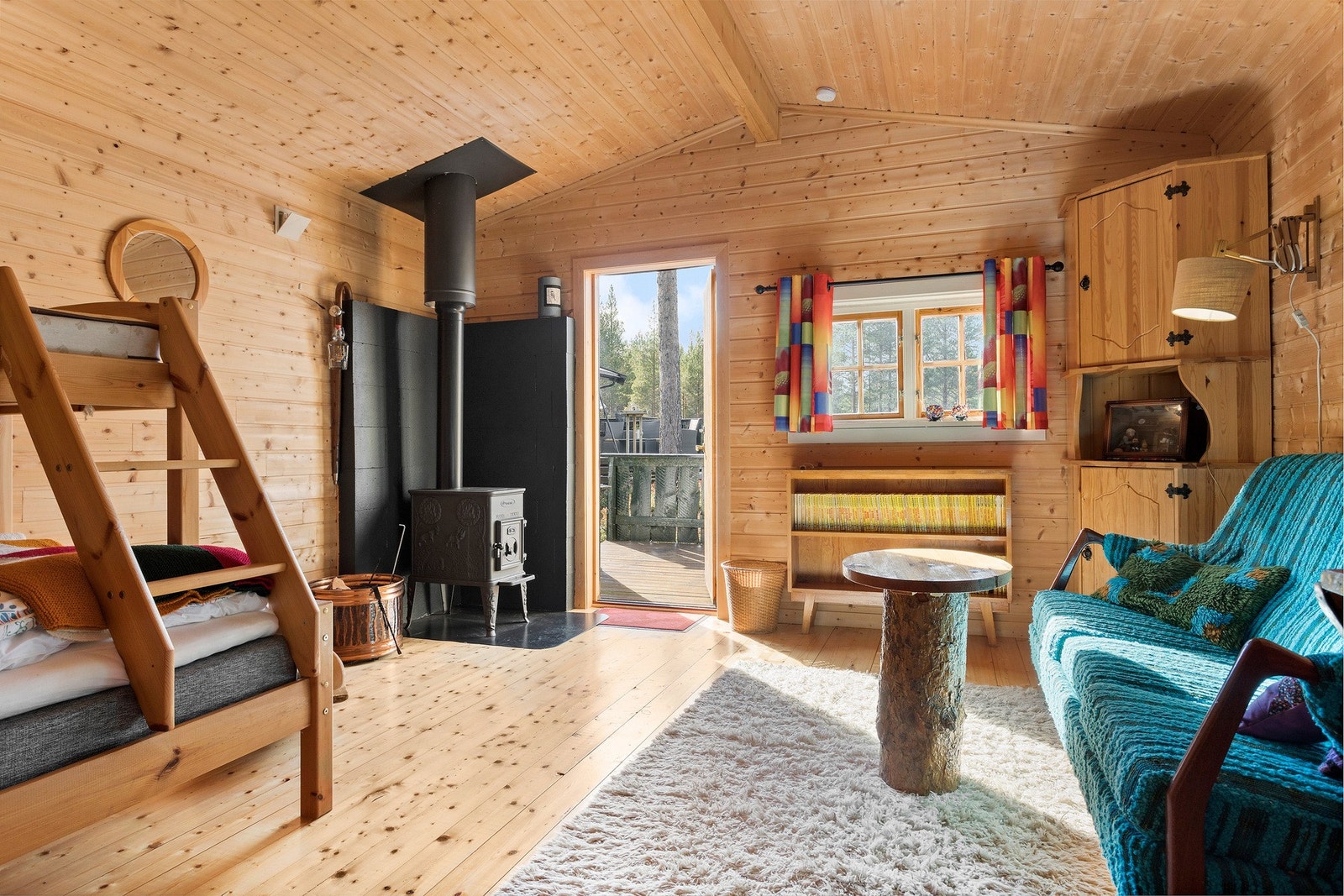 Annekset er i dag innredet som soverom og stue, har man behov for flere sengeplasser er det god plass til dette i annekset. Galleribilde