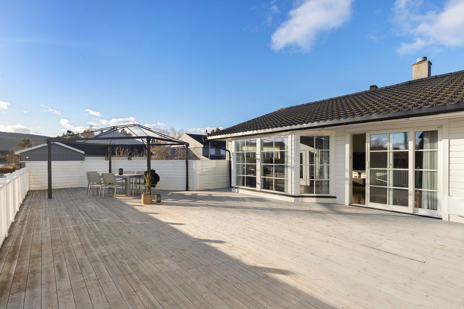 Fra stuen har man direkte utgang til en svært romslig veranda på ca 102 kvadratmeter. Galleribilde