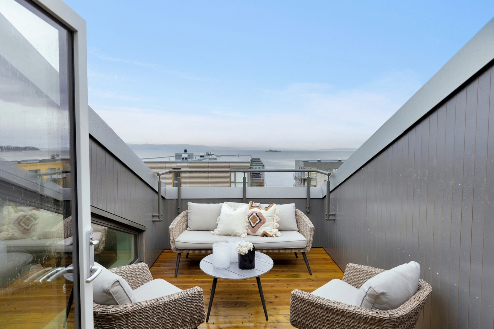 TAKTERRASSE MOT FJORDEN Galleribilde