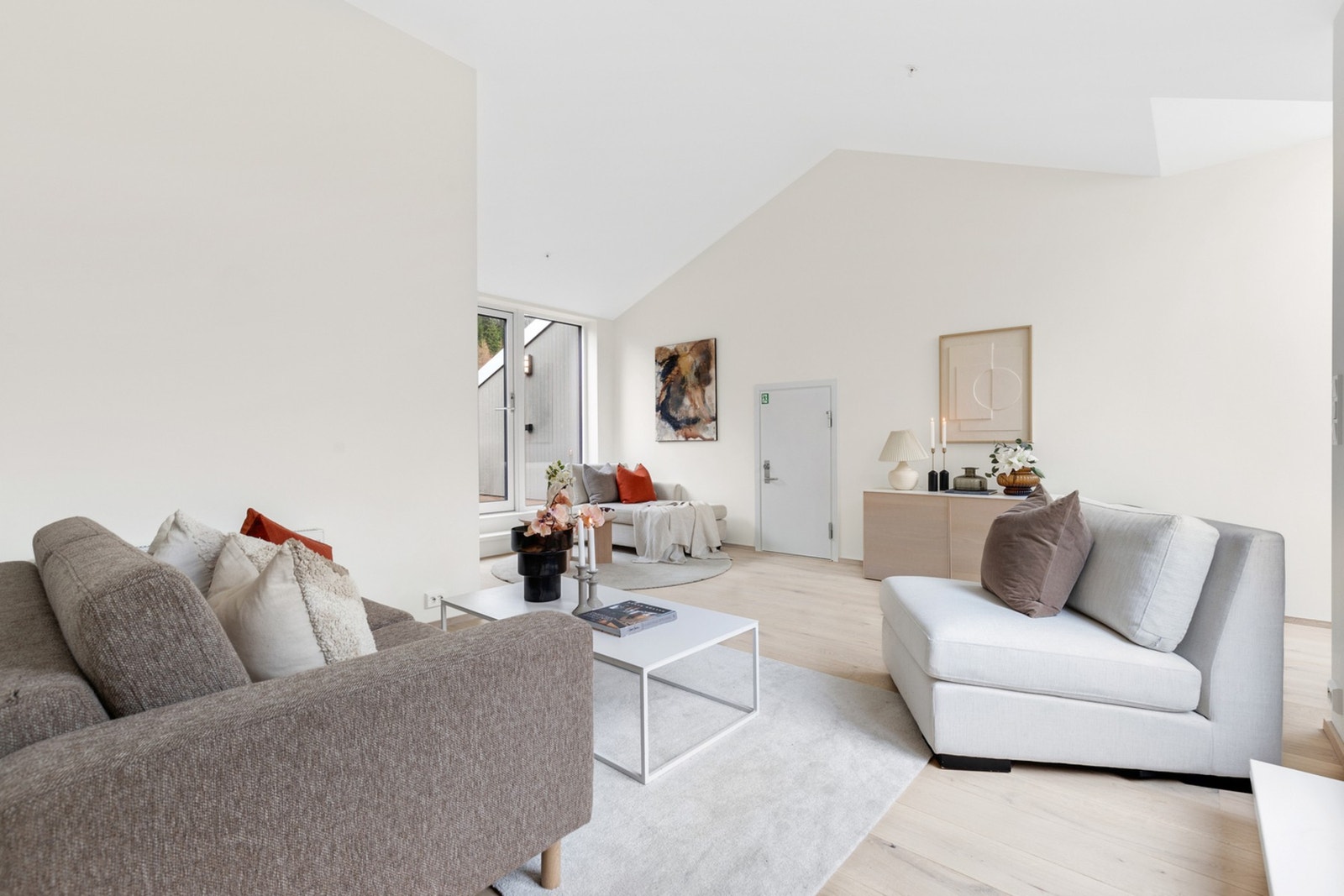 Loftstue i 2.etg med utgang til 2 takterrasser på hver side. Galleribilde