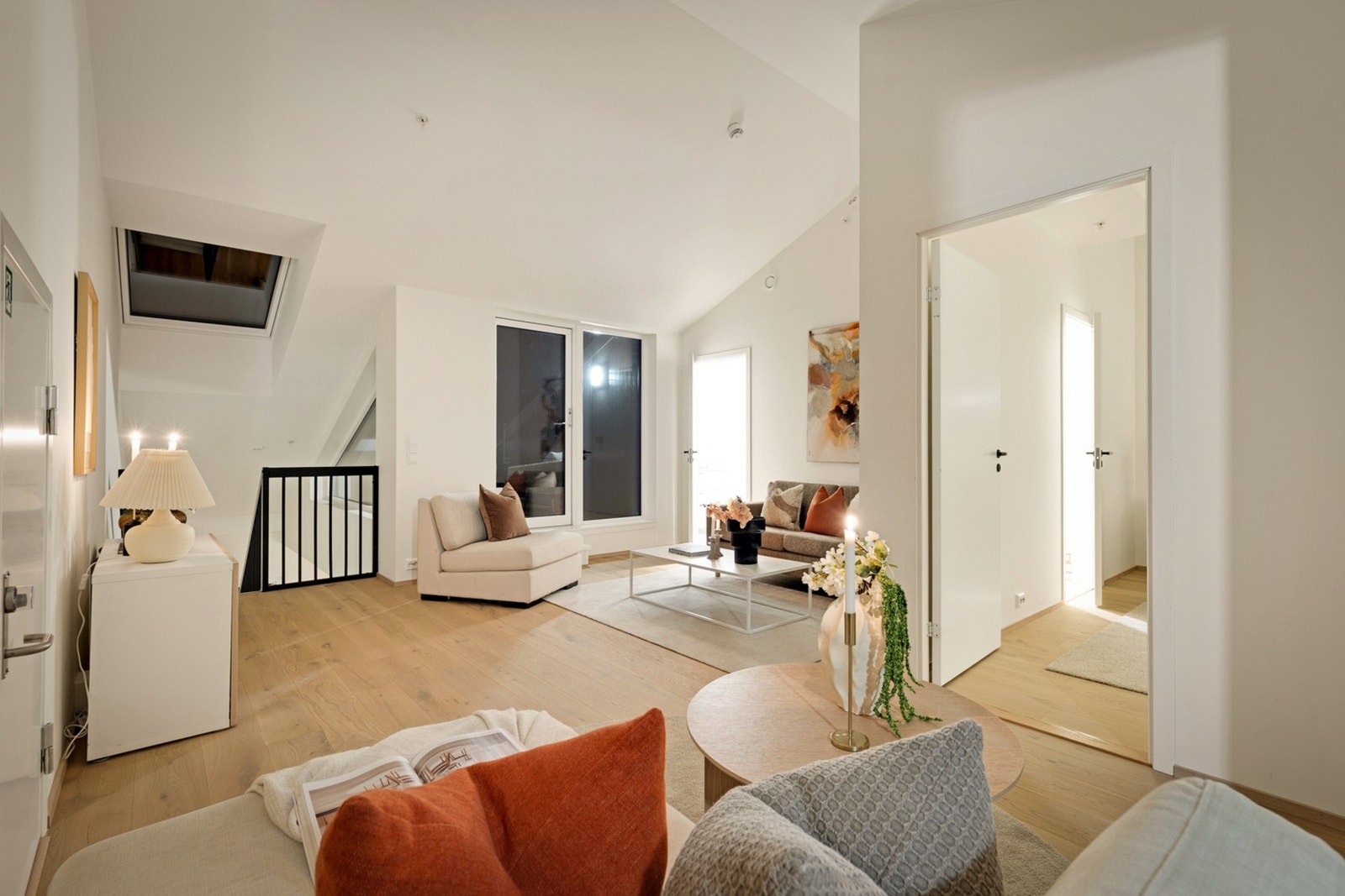 Loftstue i 2.etg med utgang til 2 takterrasser på hver side. Galleribilde