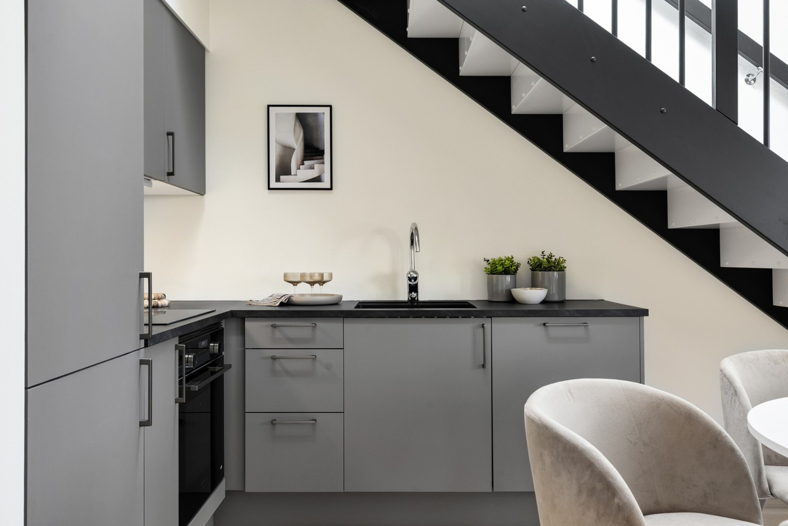 KJØKKEN | Lekkert kjøkken fra HTH med integrerte hvitevarer. Galleribilde