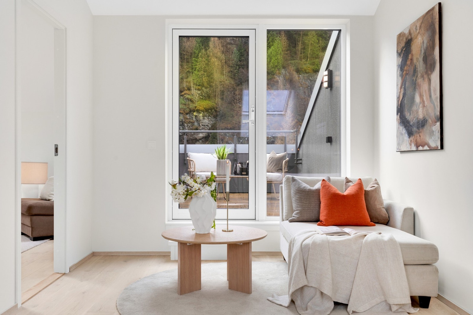 Loftstue i 2.etg med utgang til 2 takterrasser på hver side. Galleribilde