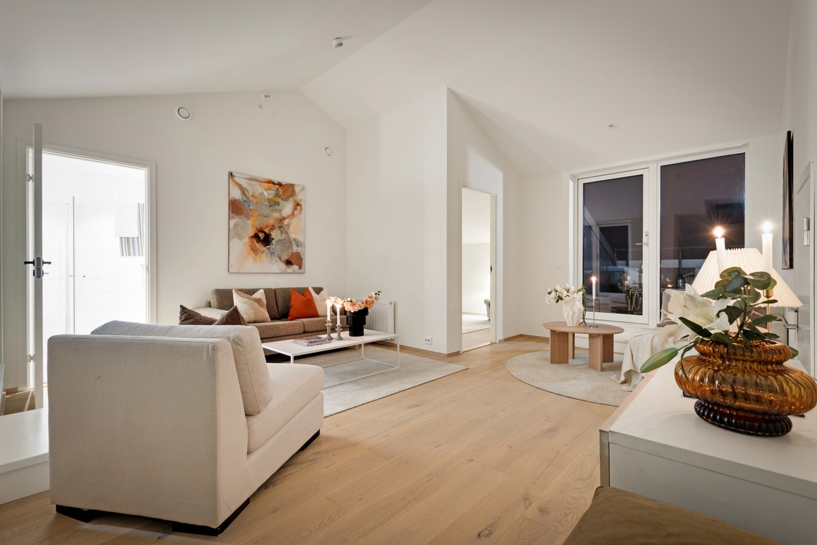 Loftstue i 2.etg med utgang til 2 takterrasser på hver side. Galleribilde