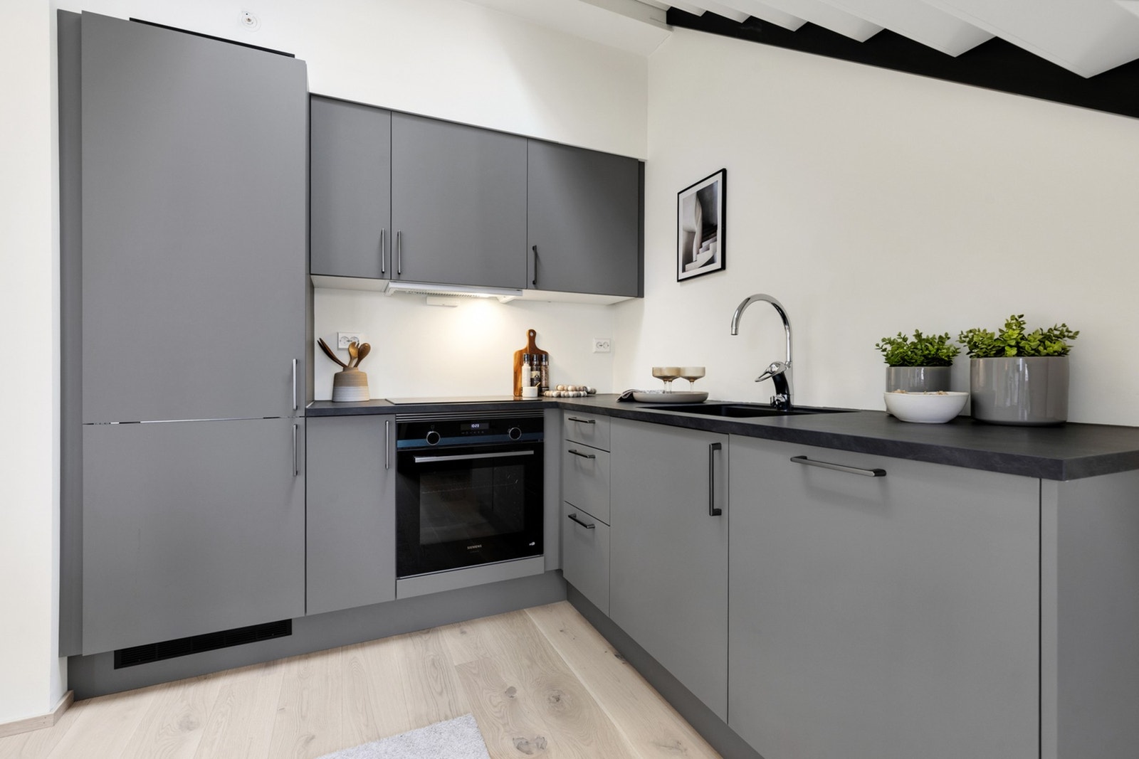 KJØKKEN | Lekkert kjøkken fra HTH med integrerte hvitevarer. Galleribilde