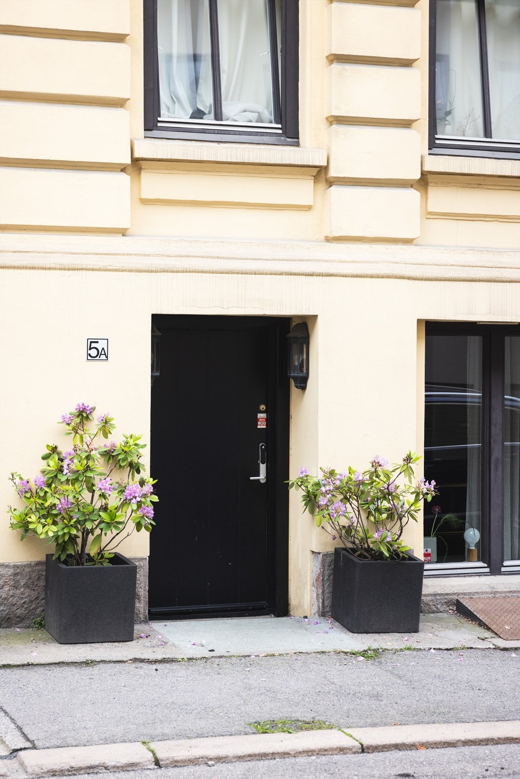 Leiligheten har enkel adkomst via eget inngangsparti. Ytterdør med sikkerhetslås og kodelås. Galleribilde