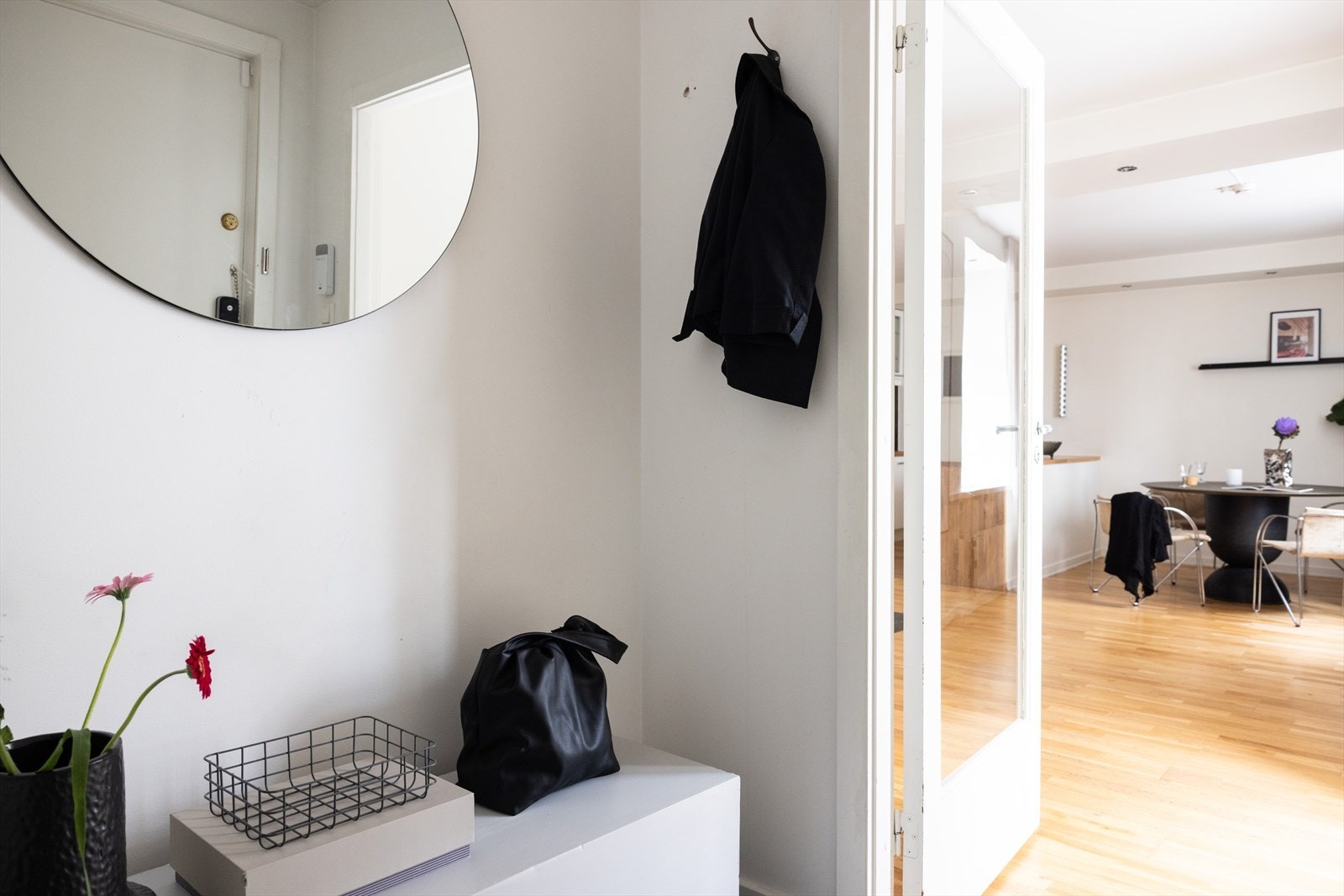 Glassdør mellom stuen og gangen. Galleribilde