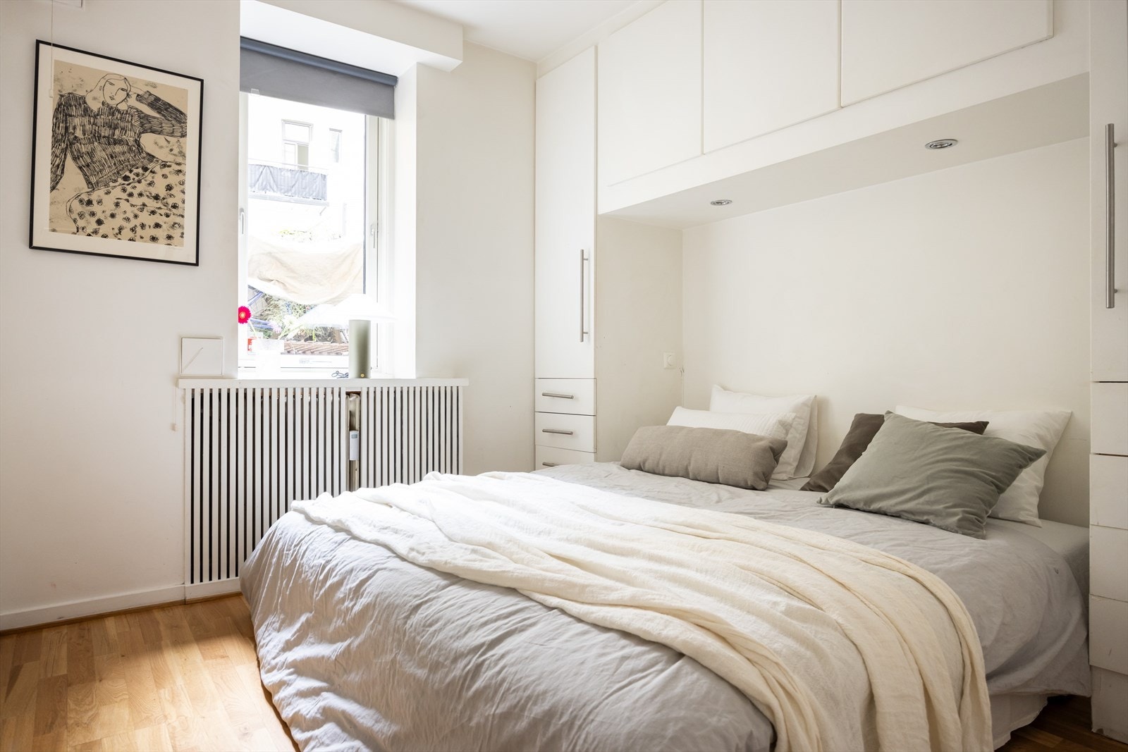 Stort og lyst hovedsoverom som vender mot rolig bakgård. Vinduer med 2-lags glass fra 2023. Galleribilde