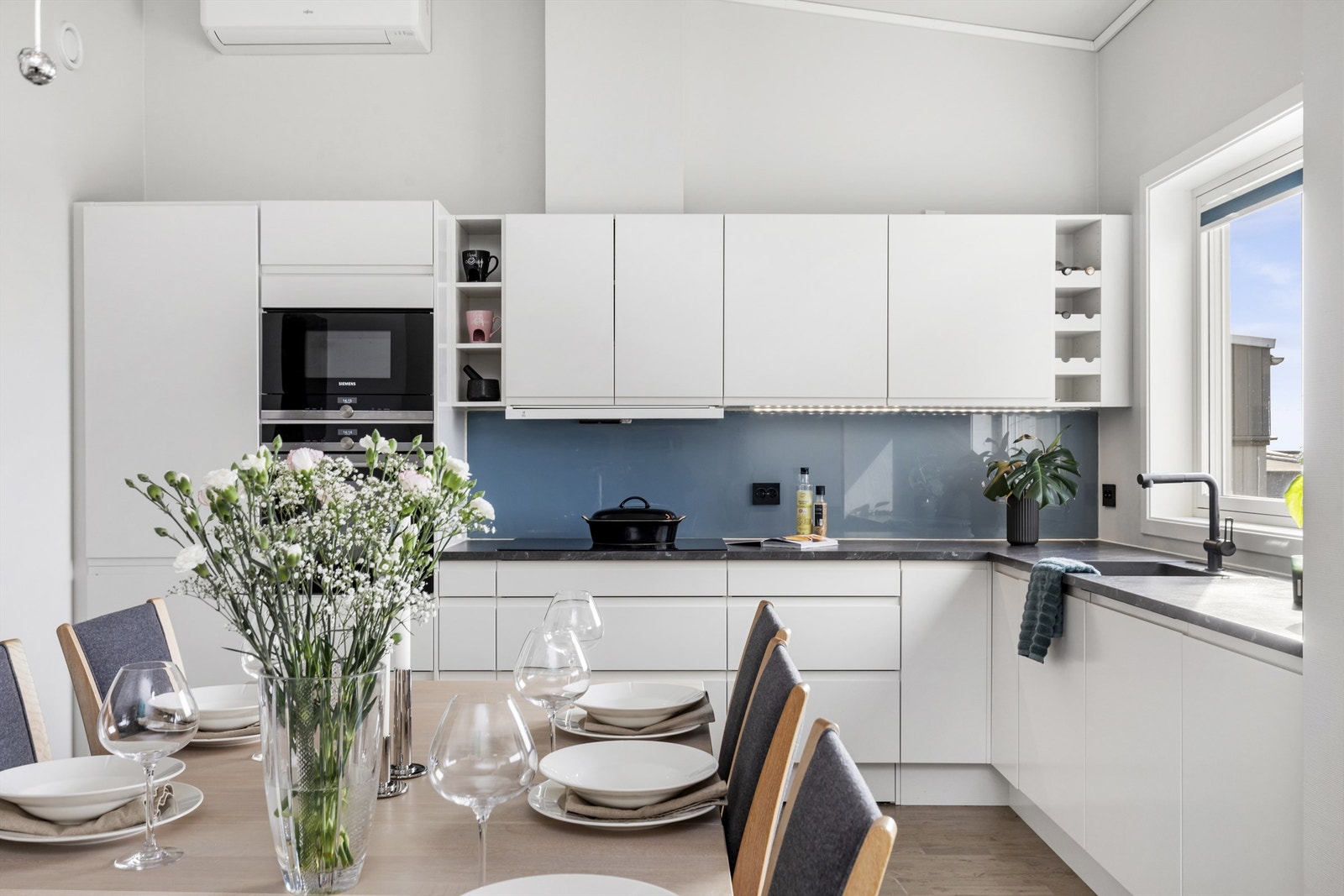 Kjøkken med integrerte hvitevarer Galleribilde