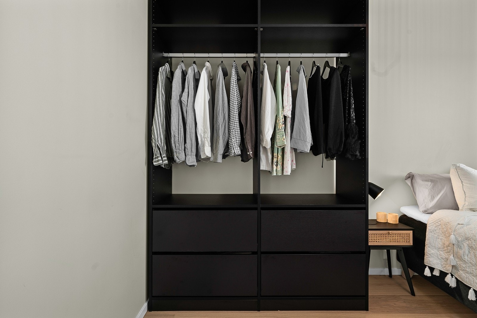 Garderobeskap medfølger Galleribilde