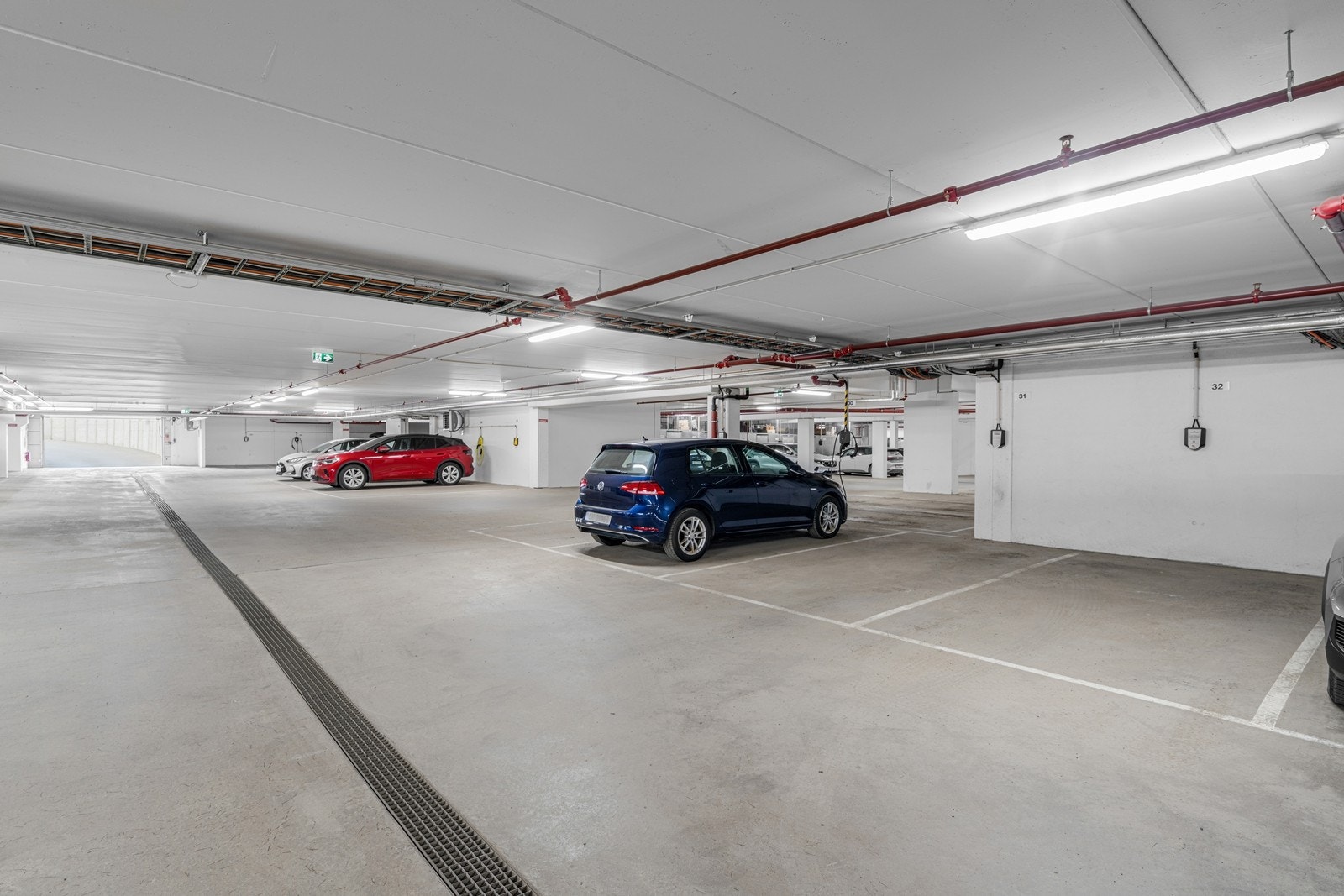 Leiligheten disponerer en garasjeplass i kjeller. Galleribilde