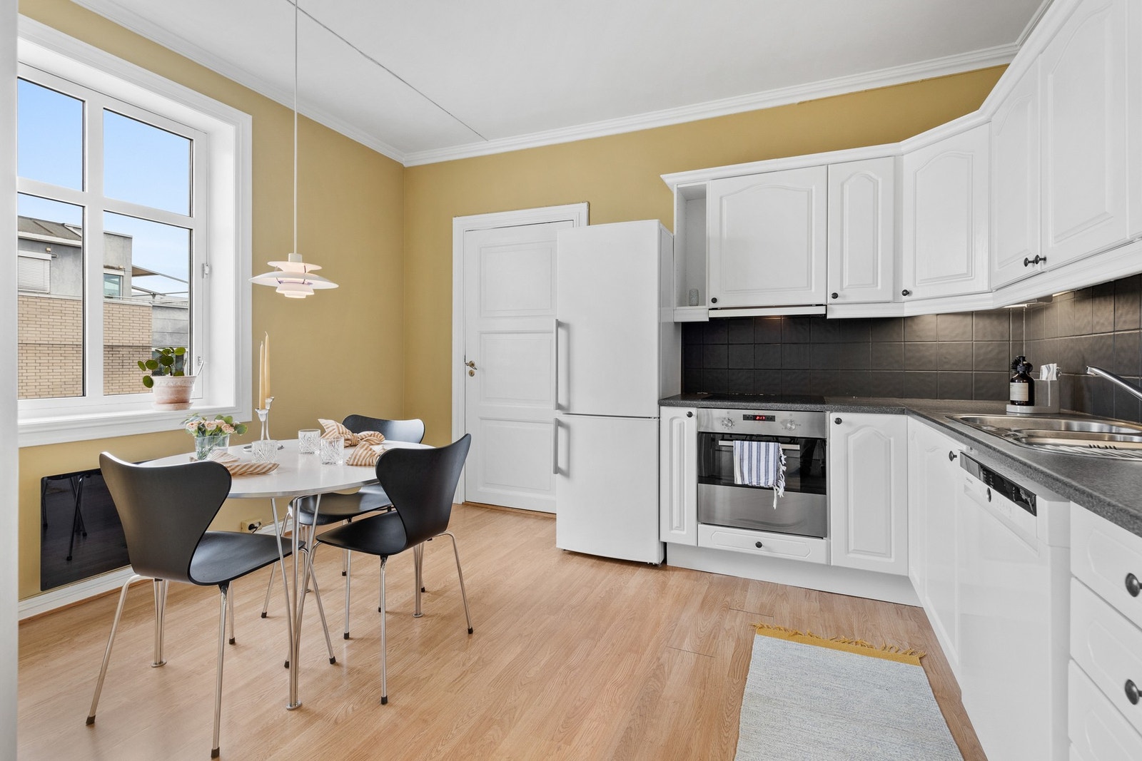 Det er nisje til frittstående oppvaskmaskin og plass til frittstående kjøleskap ved innredningen Galleribilde