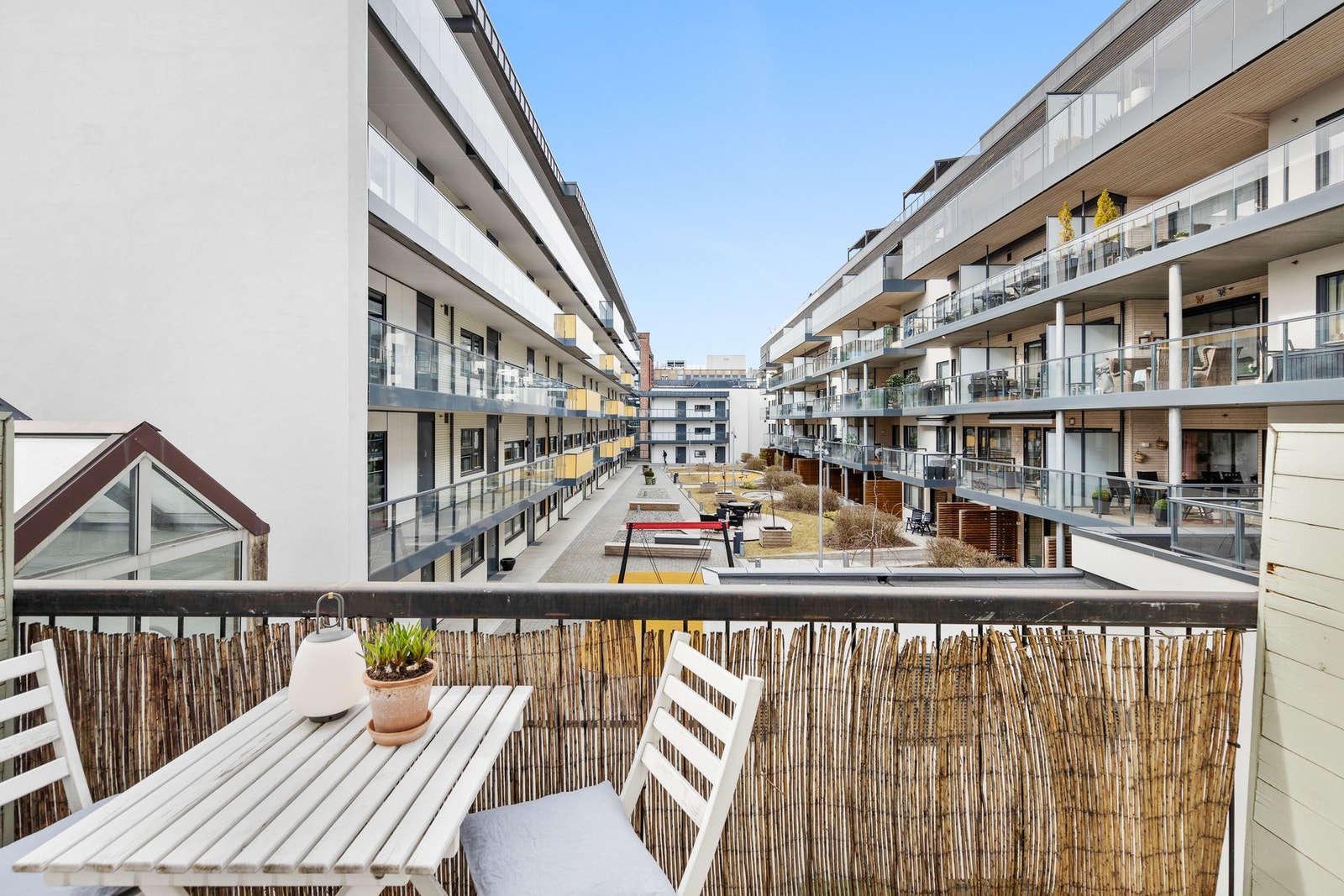 Balkongen har betonggulv og smijernsrekkverk, samt levegger av tre Galleribilde