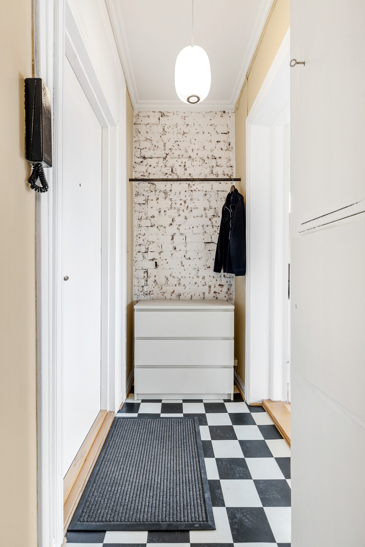 Entréen byr på fin plass til klesoppheng og plassering av skotøy. På veggen er det montert dørcalling Galleribilde