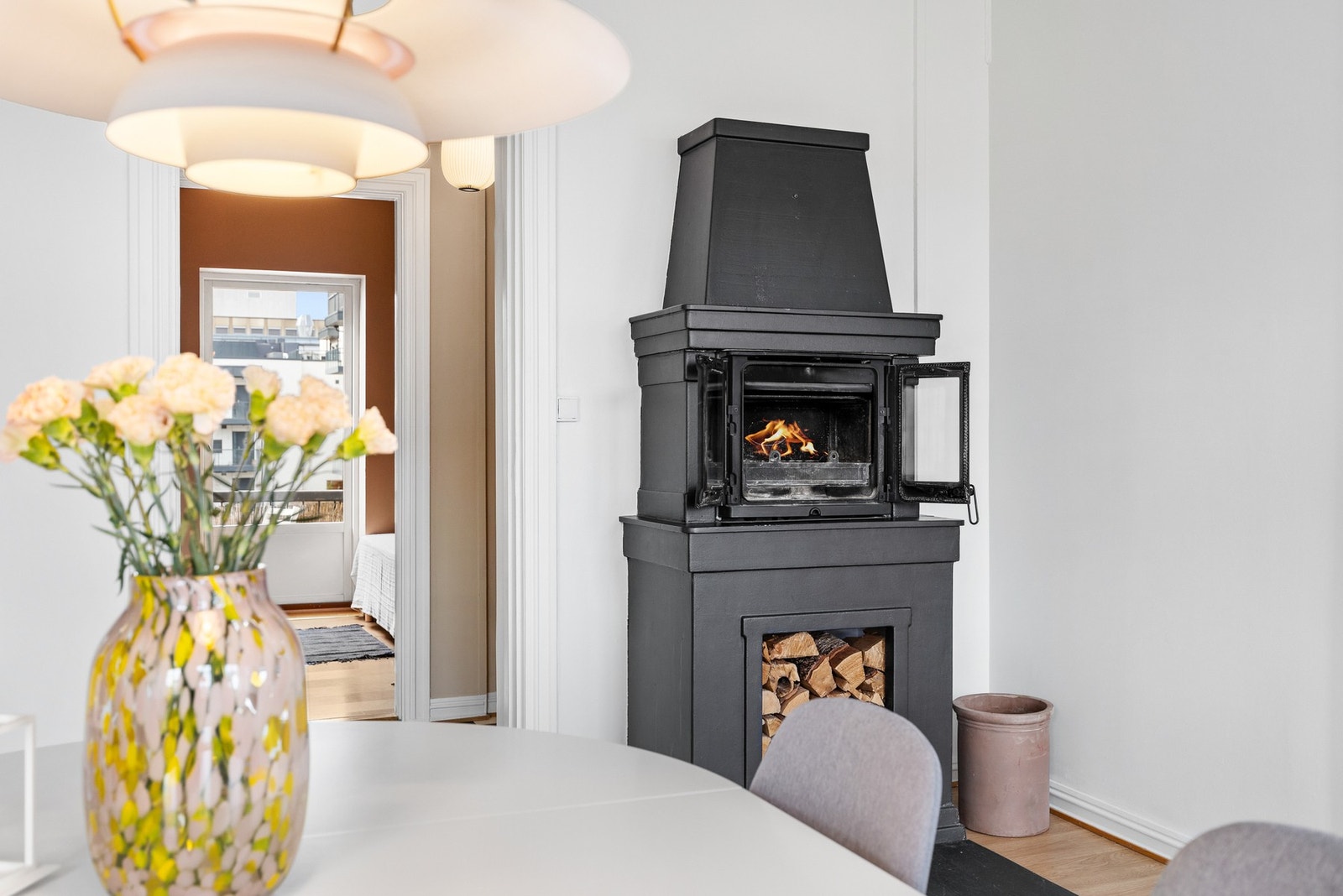 En stemningsfull peisovn i spisestuen gir både varme og hygge Galleribilde