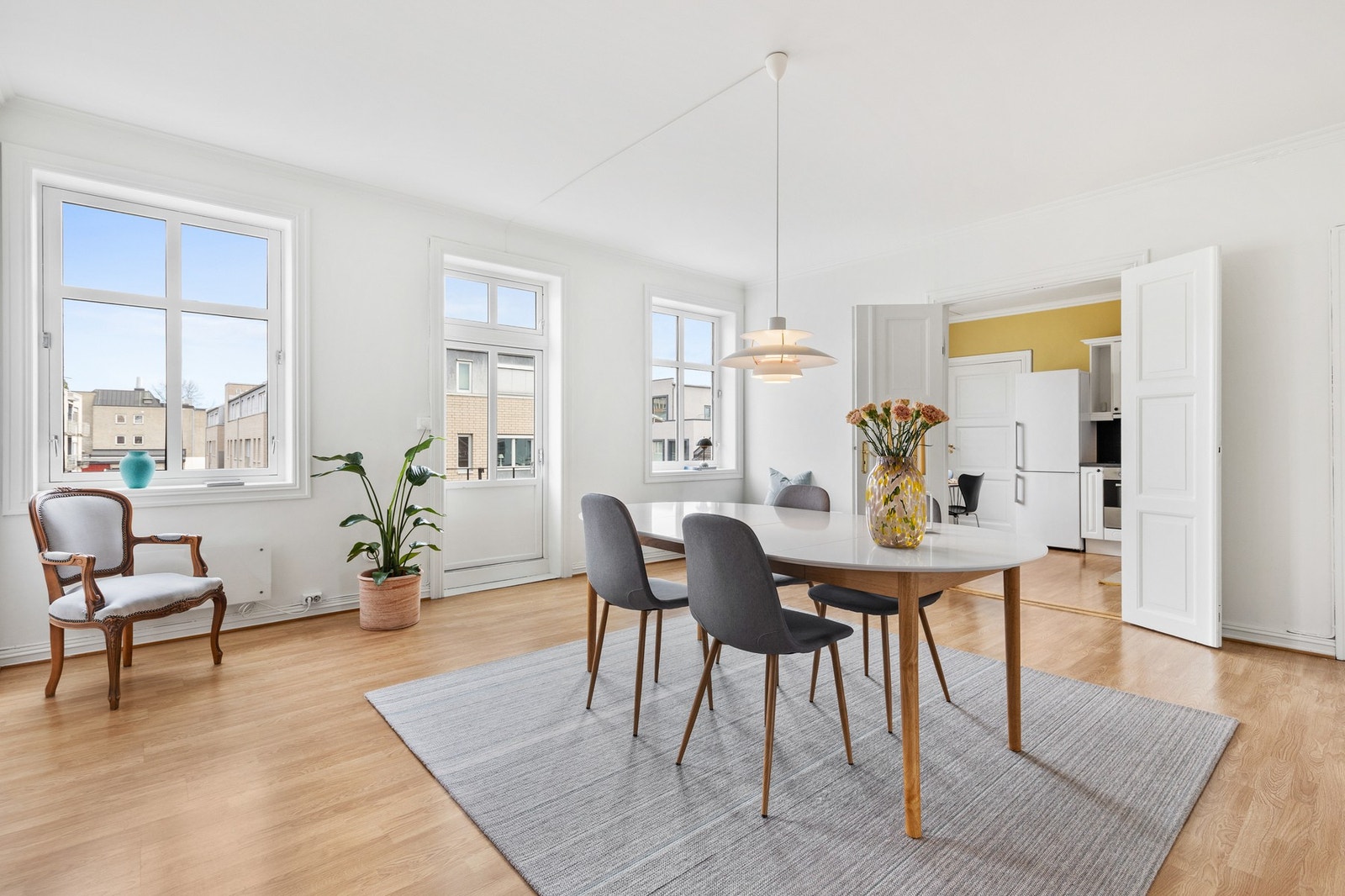 Store vinduer slipper inn rikelig med naturlig lys og gir en fin utsikt over nærområdet Galleribilde