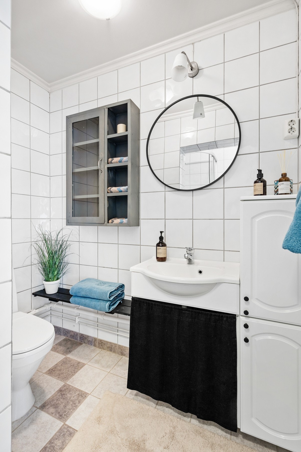 Helfliset bad med gulvvarme, innredet med gulvstående toalett, vegghengt servant og skapinnredning Galleribilde