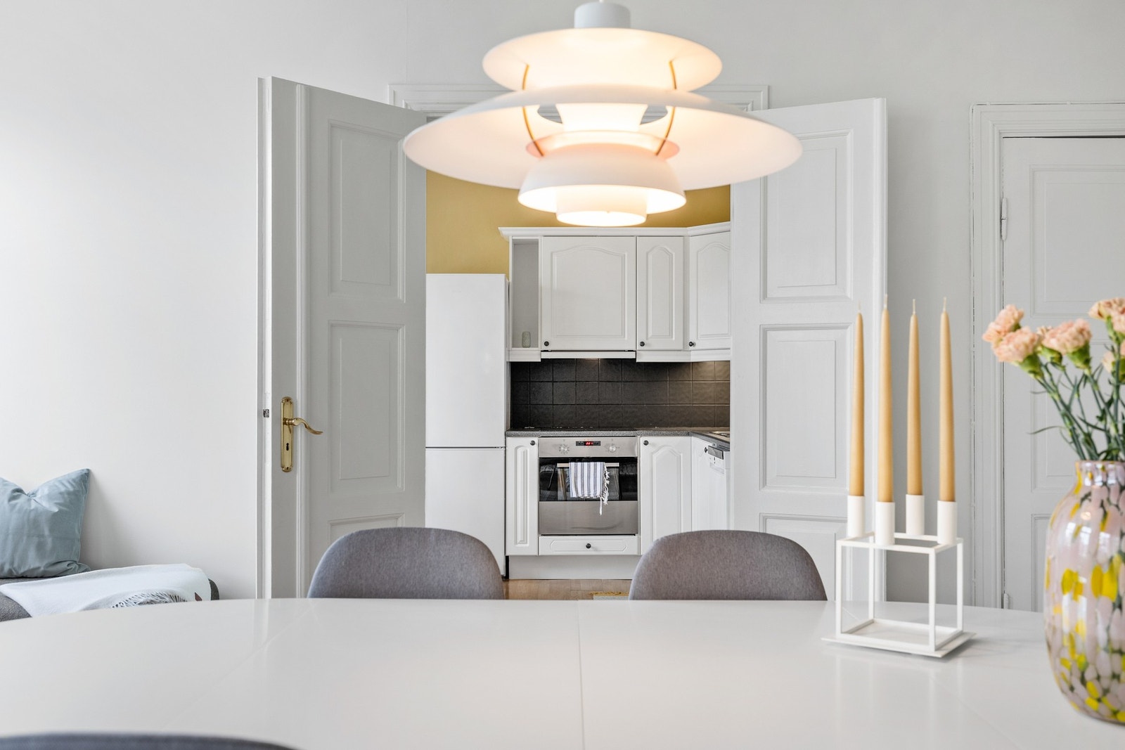 Kjøkkenet har innredning med profilerte fronter og benkeplater i laminat Galleribilde