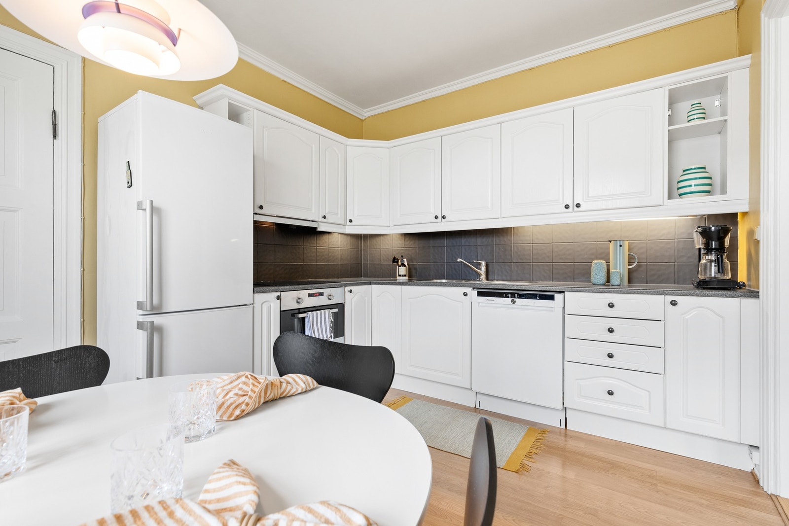 Kjøkkenet er utstyrt med integrert stekeovn og nedfelt platetopp, samt ventilator montert i overskap Galleribilde