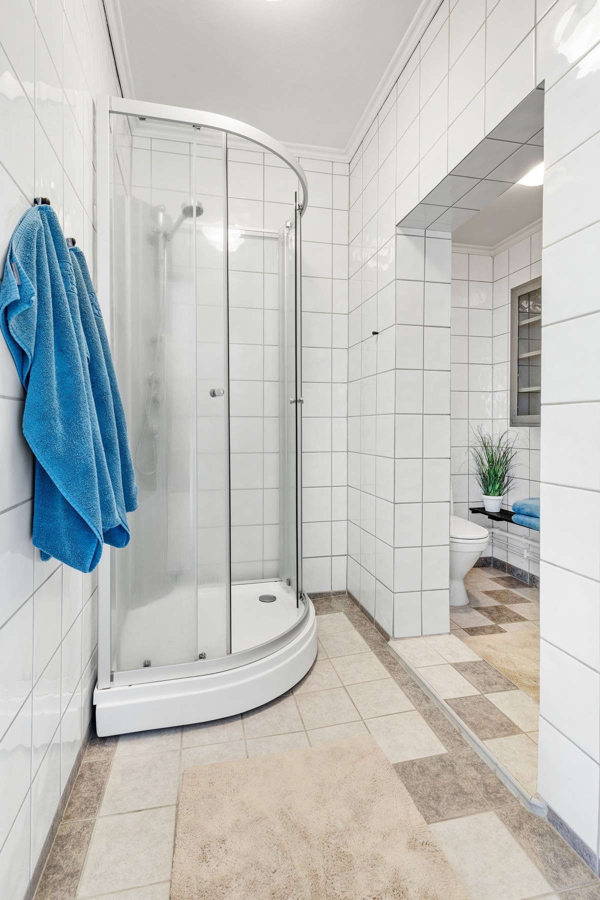 Videre er det et dusjkabinett med skyvedører og to-greps integrert dusjbatteri tilkoblet veggmontert hånddusj Galleribilde