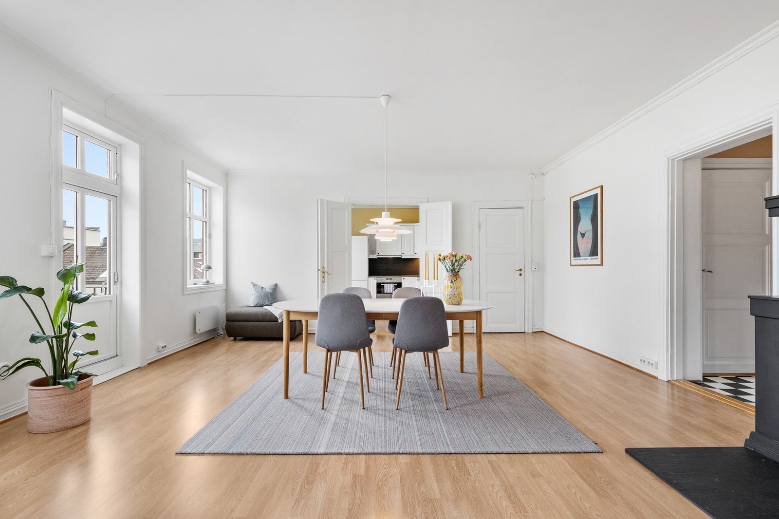 Leiligheten har flere klassiske detaljer som tofløyede dører, profilert listverk og god takhøyde Galleribilde