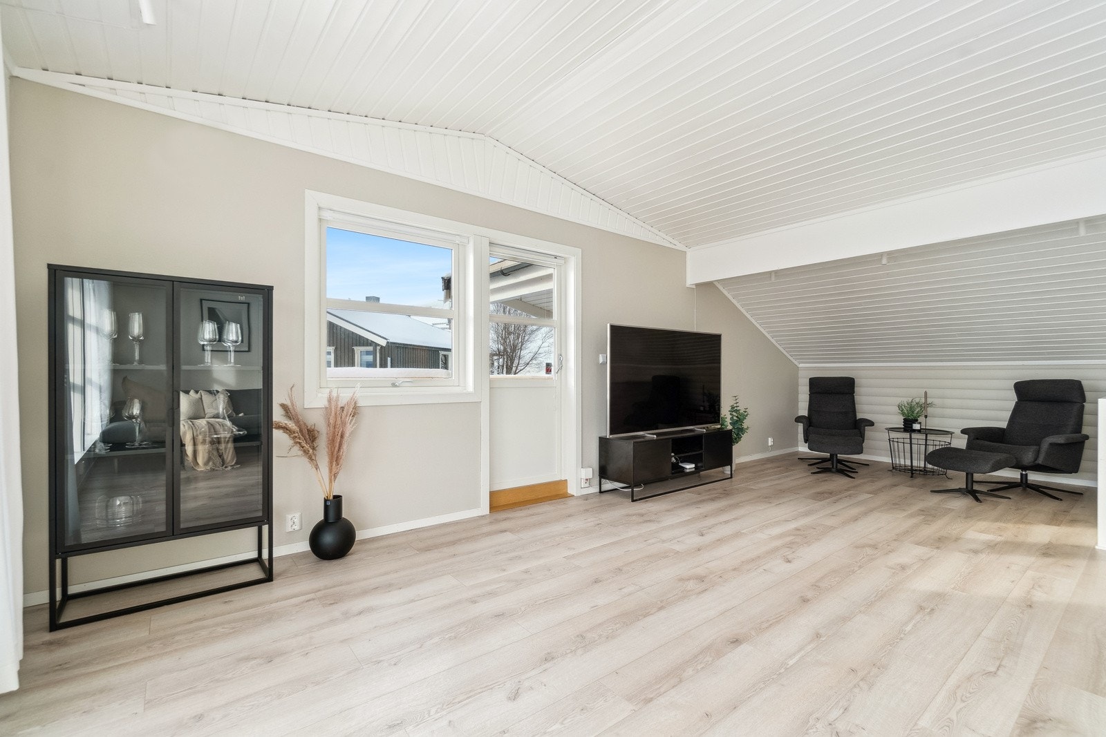 Stuen har i likhet med store deler av boligen et tidløst og moderne uttrykk, med god plass til å innrede flere sittegrupper. Galleribilde