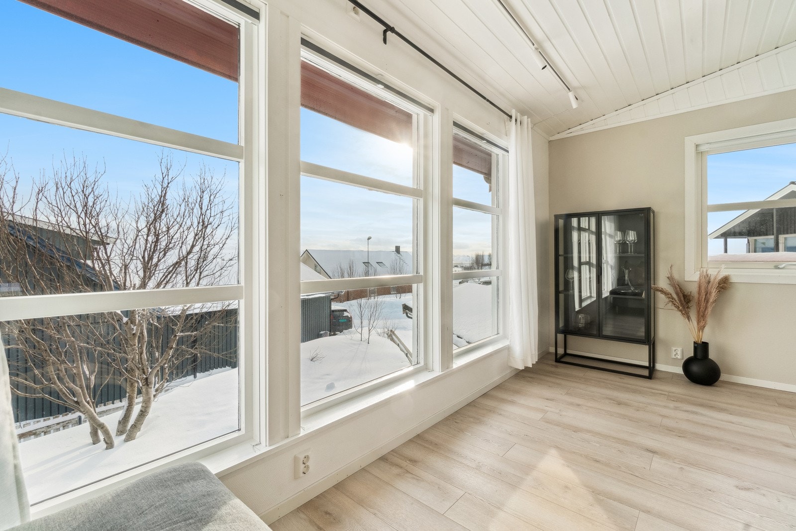 Boligens hovedstue er i 2. etasje, og har store vindusflater som gir godt med lysinnslipp. Stuen har videre adkomst til boligens balkong. Galleribilde