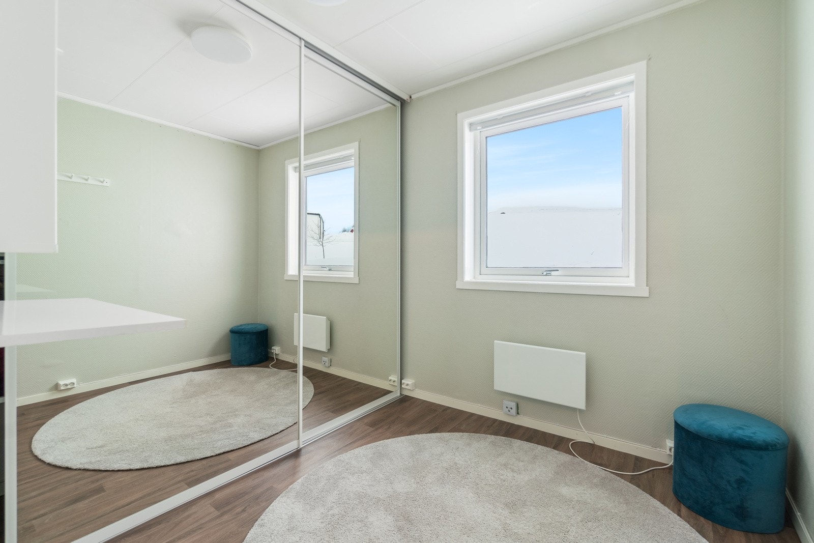 I 1.etasje har du et disponibelt rom med skyvedørsgarderobe med speilfronter. Sikringsskapet ble oppgradert i 2025, og det foreligger samsvarserklæring på arbeidet. Galleribilde