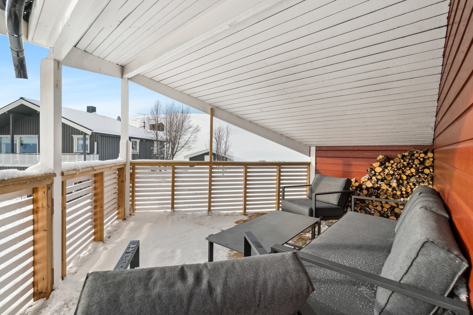 Eiendommen har flere flotte uteområder hvor du kan innrede trivelige uteseksjoner, bl.a. på terrasse, balkong og hageareal. Galleribilde