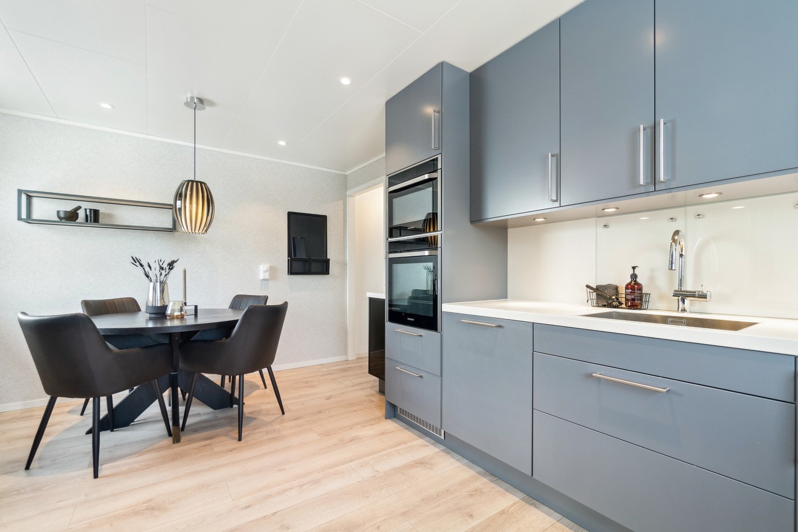 Hvitevarene inkl. kjøleskapet medfølger handelen. Galleribilde