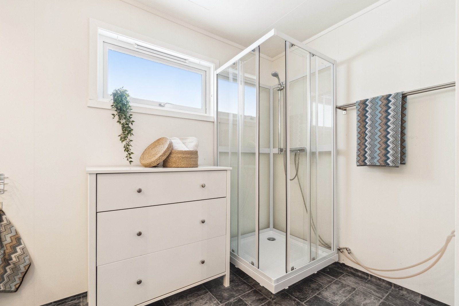 Det ble i 2022 satt inn nytt dusjkabinett, og byttet alle pærer i armatur over speil til LED-pærer i 2025. Vegg-i-vegg med badet har du også separat vaskerom. Galleribilde