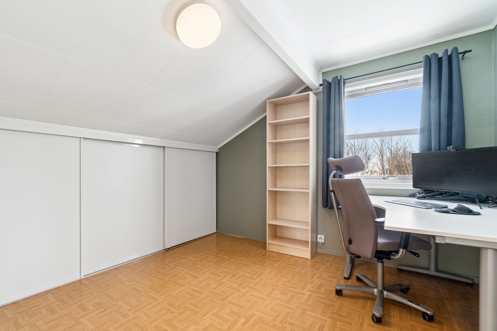 Dersom det ikke er behov for alle soverommene kan de fint benyttes til andre formål som kontor, hobbyrom eller ekstra tv-stue. Galleribilde