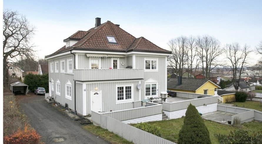 Seksjonen har egen terrasse og tilgang til felles hage. (bildet er tatt av Fotoetcetera) Galleribilde