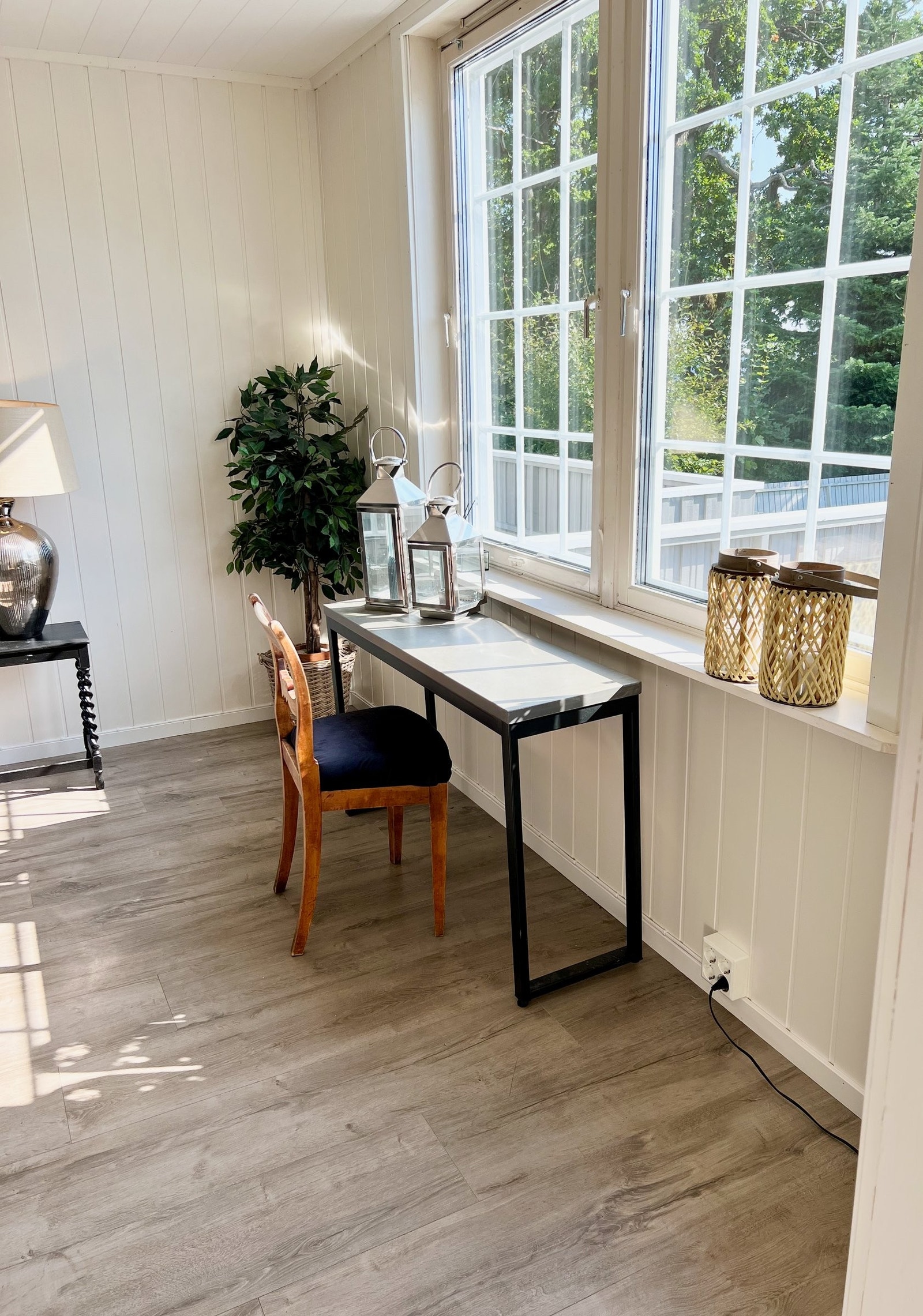 Stue med romslig plass for egen arbeidsplass Galleribilde