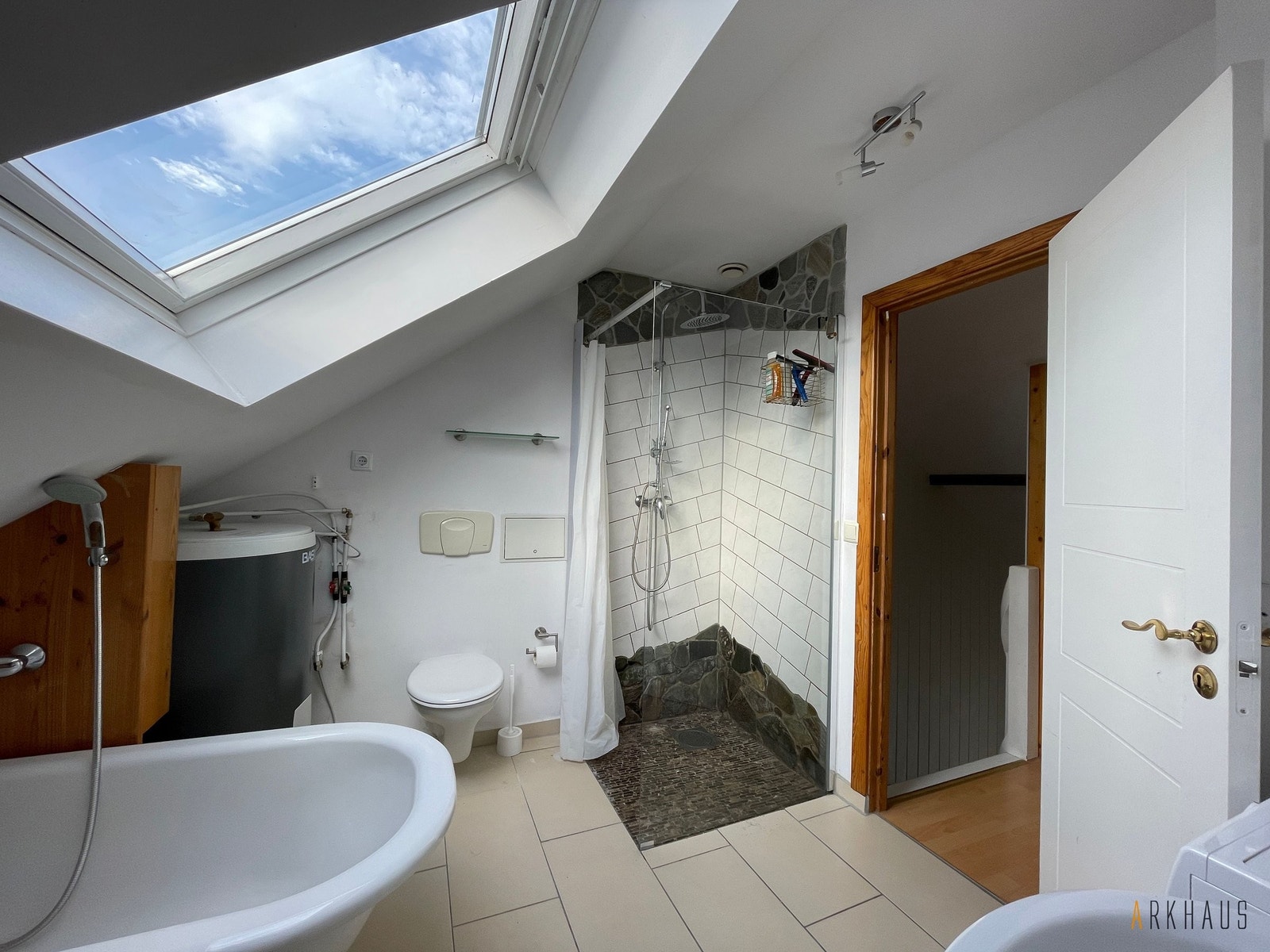 Loft: Bad med dusj og badekar Galleribilde