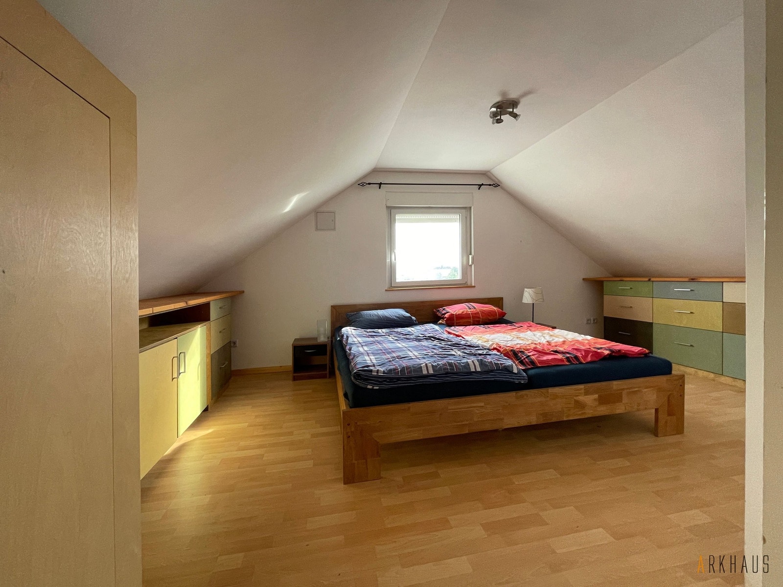 Loft: Romslig soverom Galleribilde