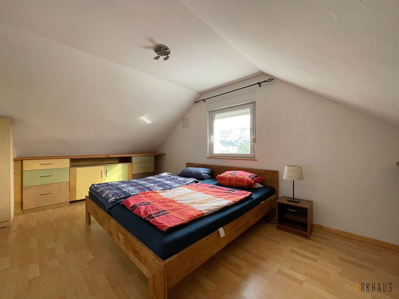 Loft: Romslig soverom Galleribilde