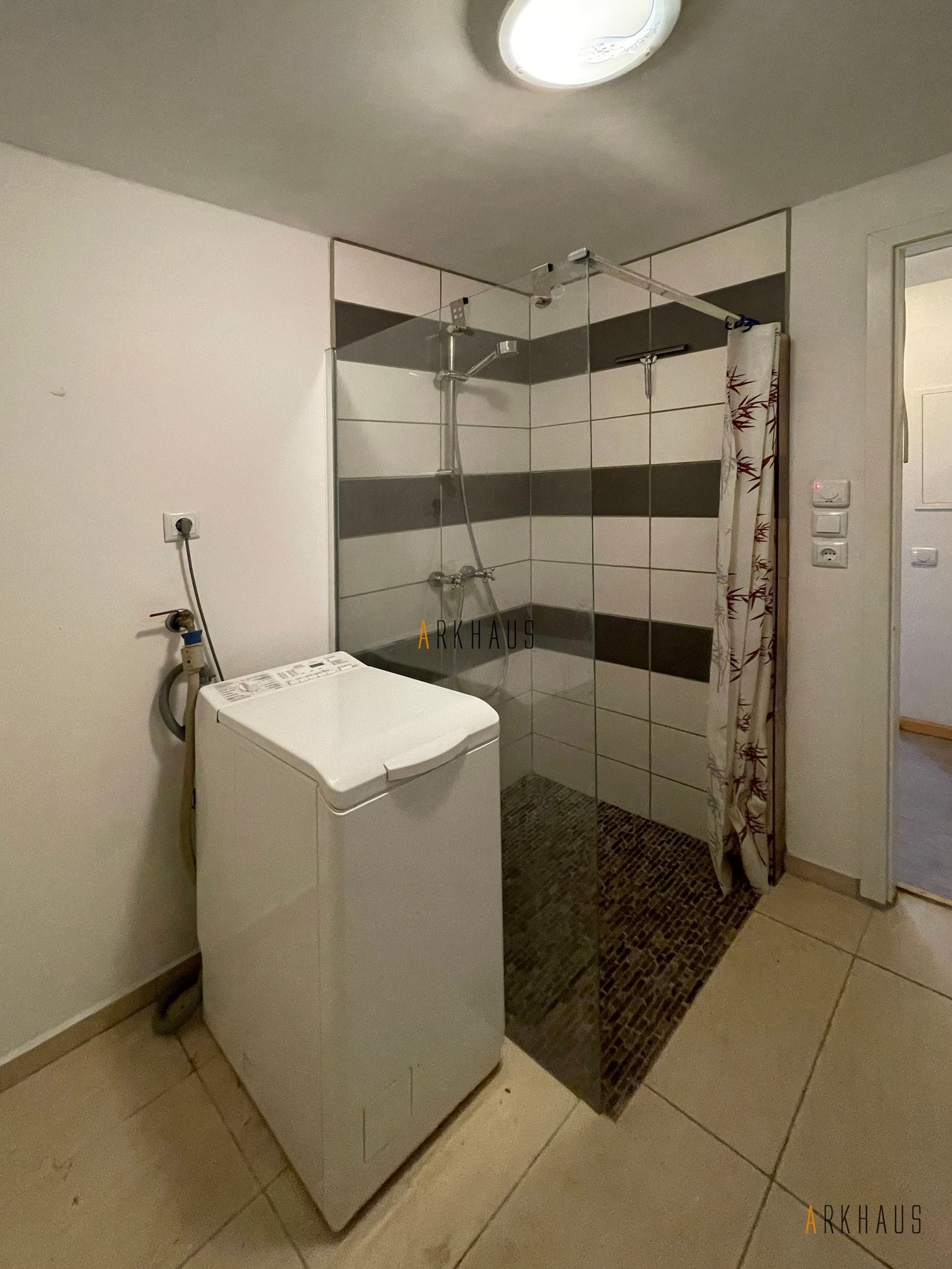 Underetasje: Bad med dusj Galleribilde