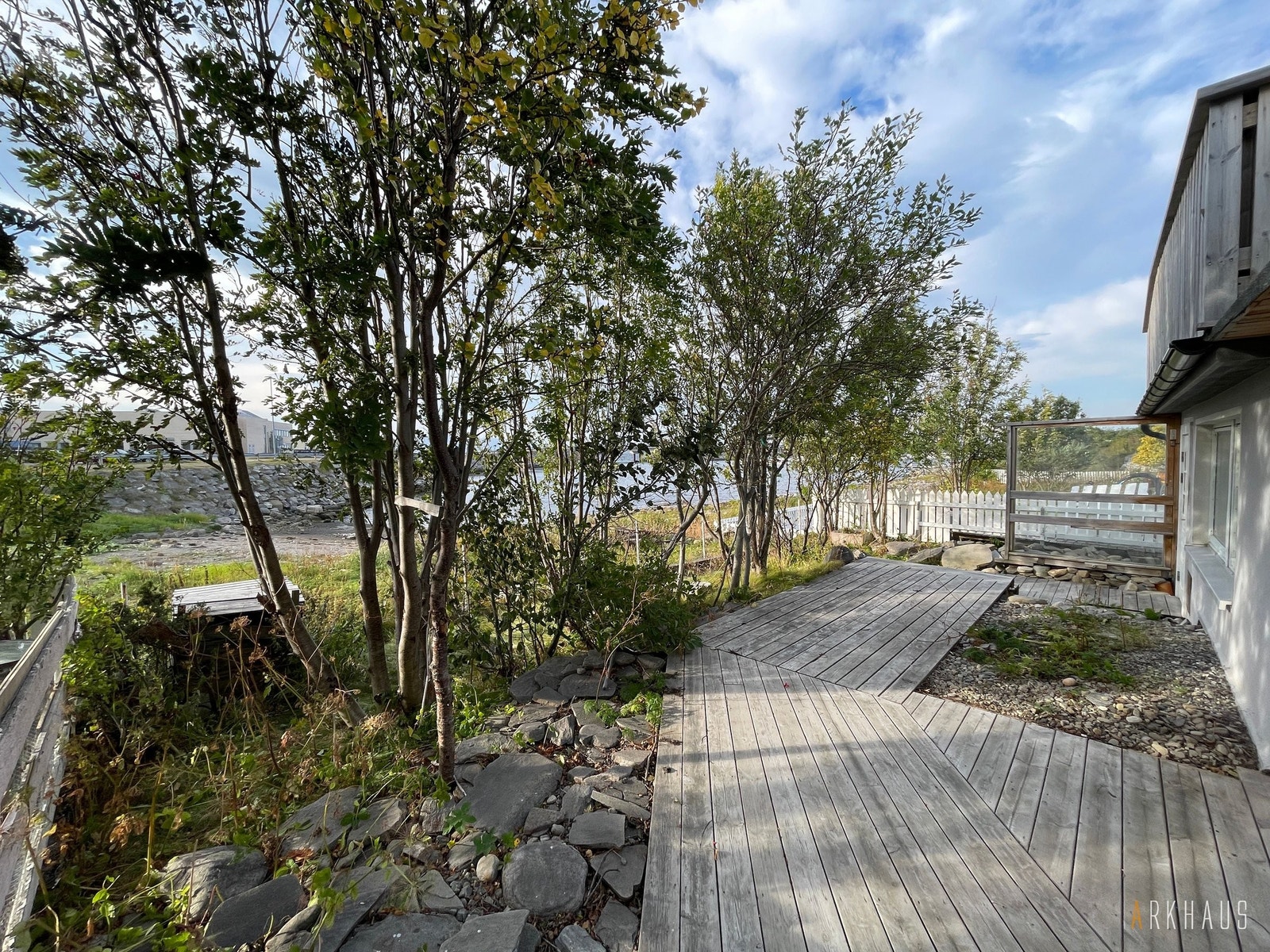 Trivelig uteområde på nedsida med platting, tre og kjøkkenhage Galleribilde