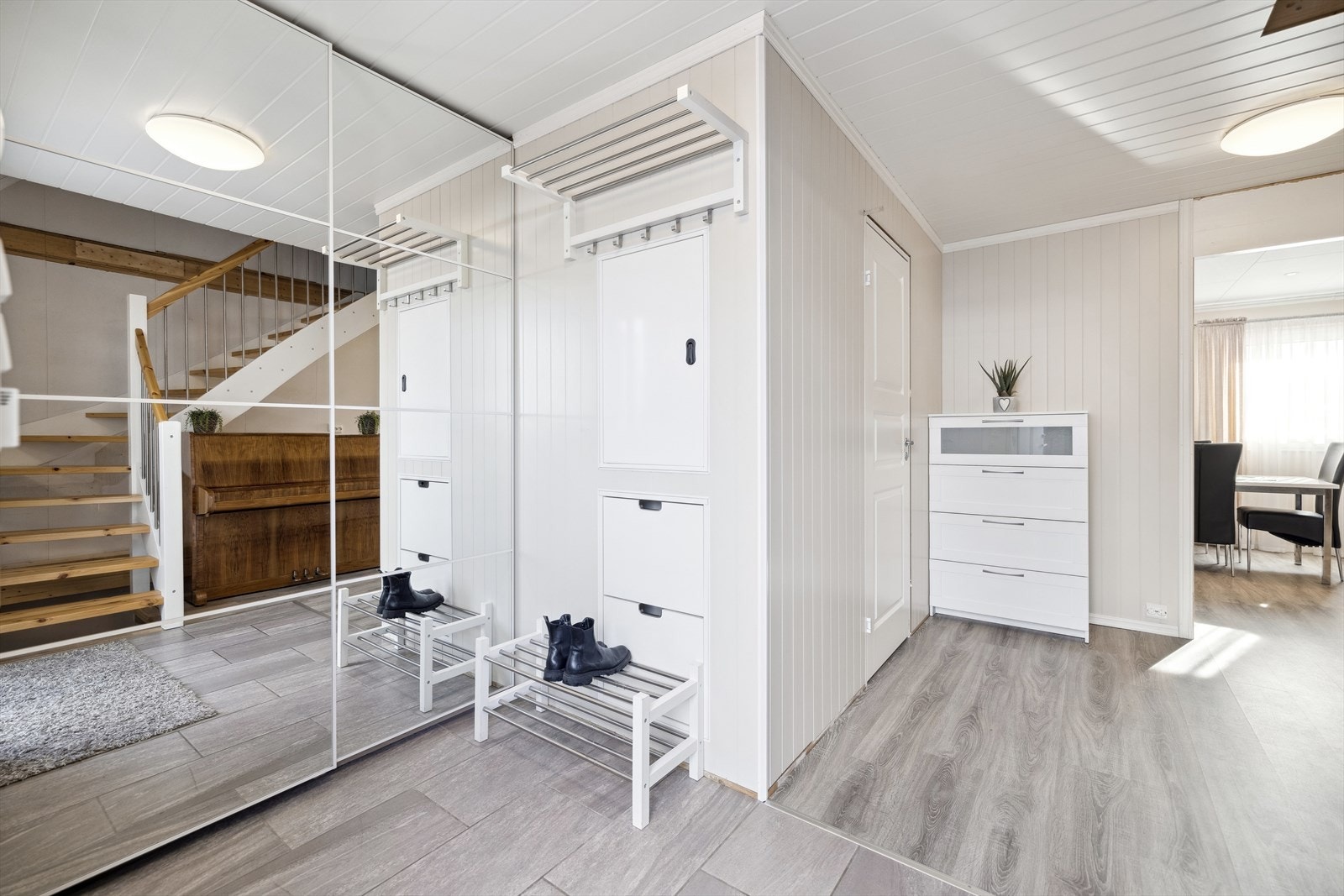 Velkommen inn! Lys og innbydende gang. Galleribilde