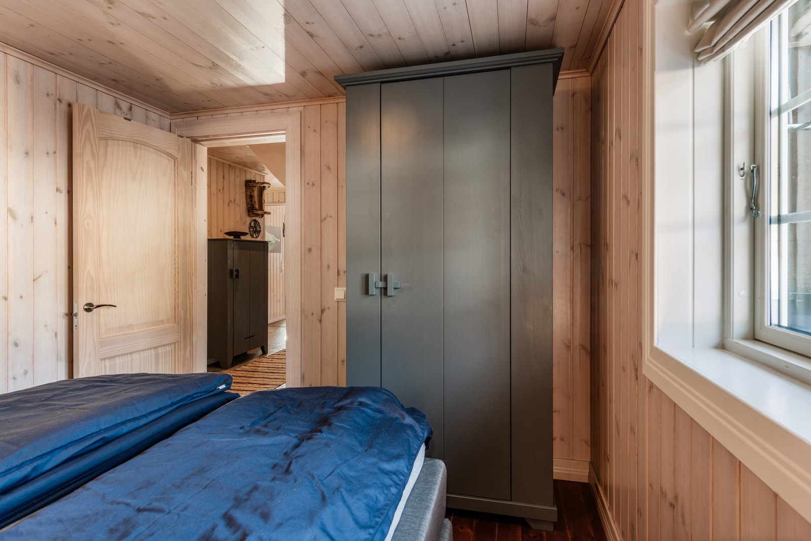 Soverommet har god plass til garderobeskap Galleribilde